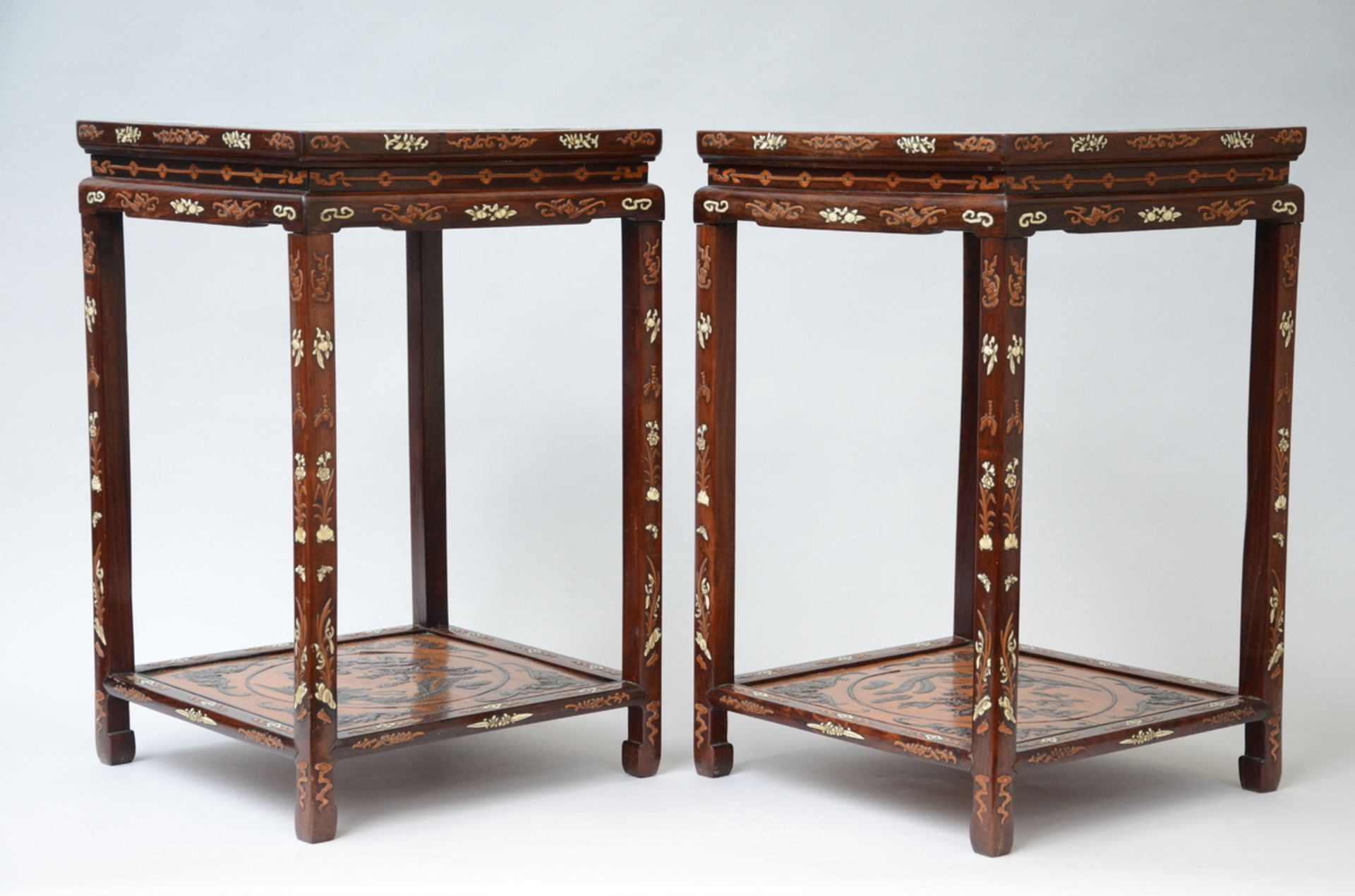 A pair of Chinese wooden stands with inlaywork, 19th century (70x46x46cm) - Bild 2 aus 4