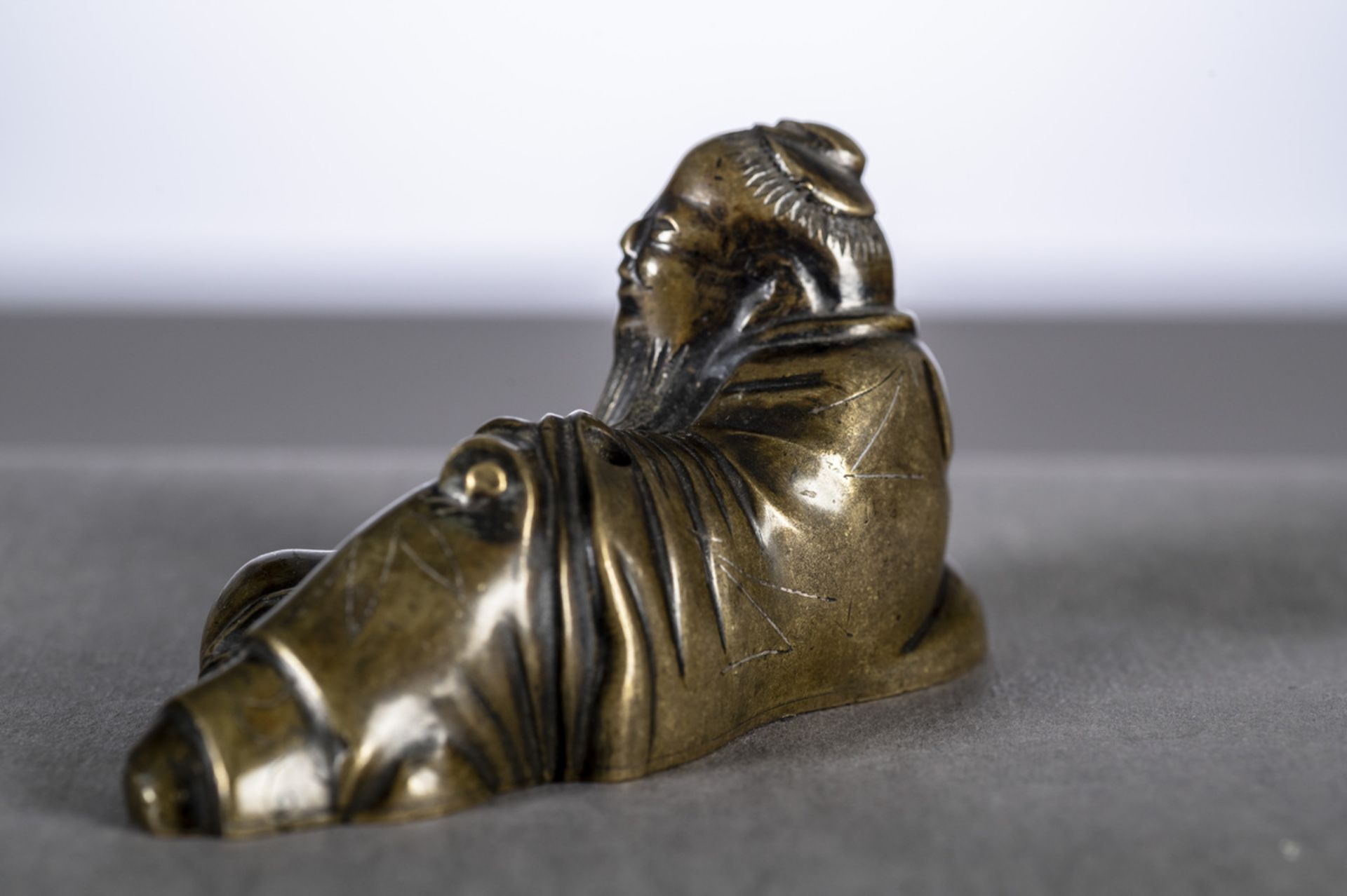 Chinese waterdrop in bronze with silver inlay 'reclining figure' (5x9.5x4cm) - Image 2 of 4