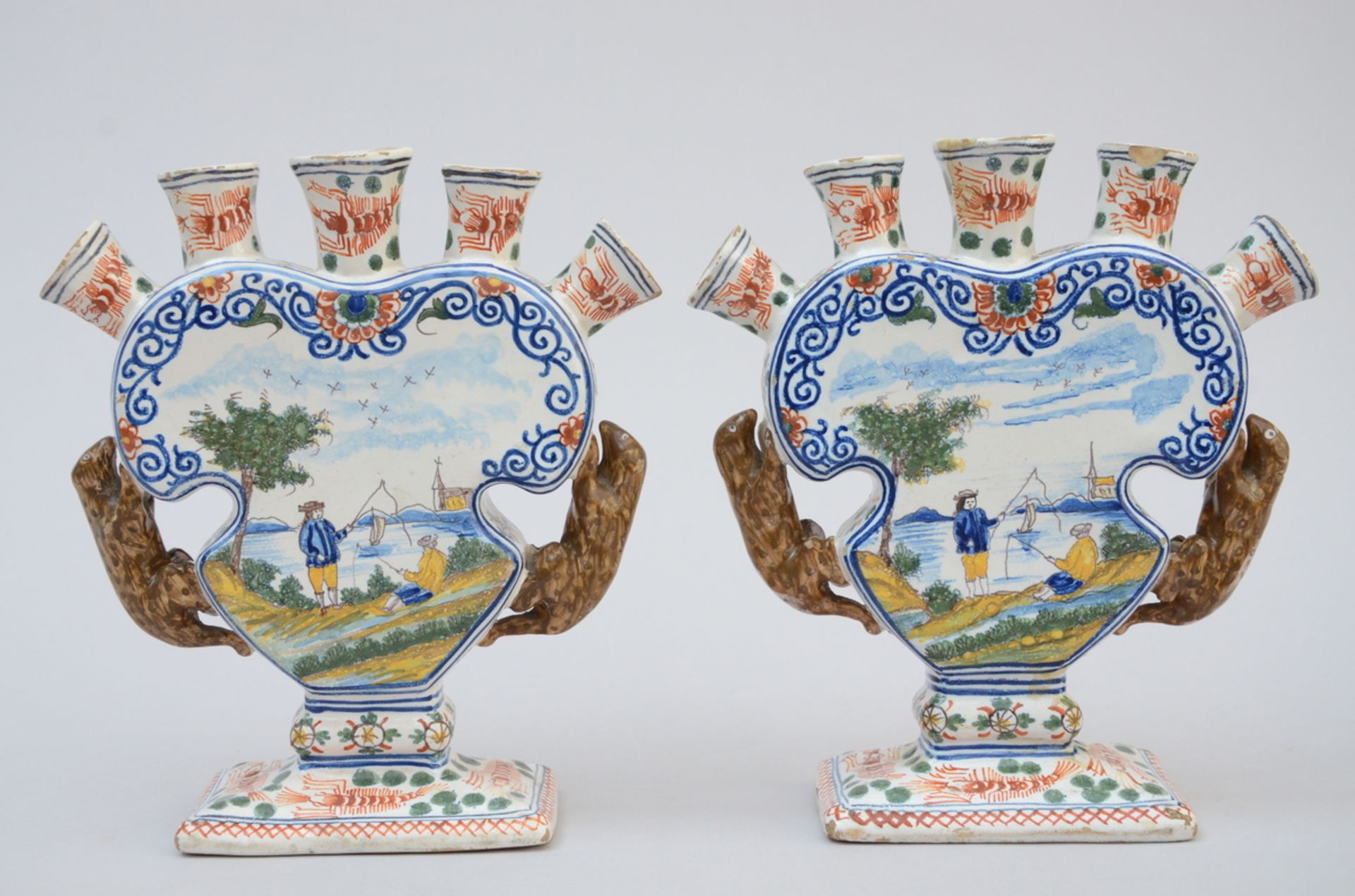 A pair of polychrome tulip vases in faience (21x19x7cm) (*) - Image 2 of 7
