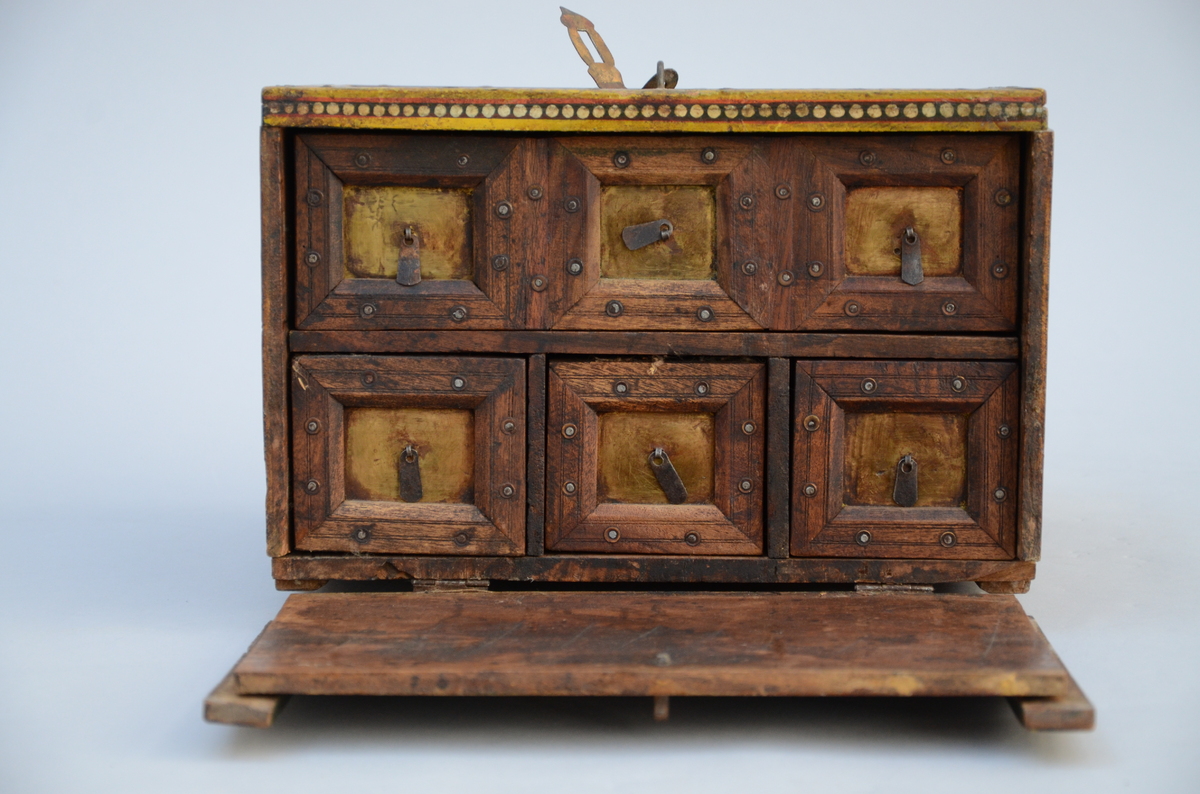 An Indian cabinet with romantic scenes (19x19x22cm) (*) - Image 5 of 6