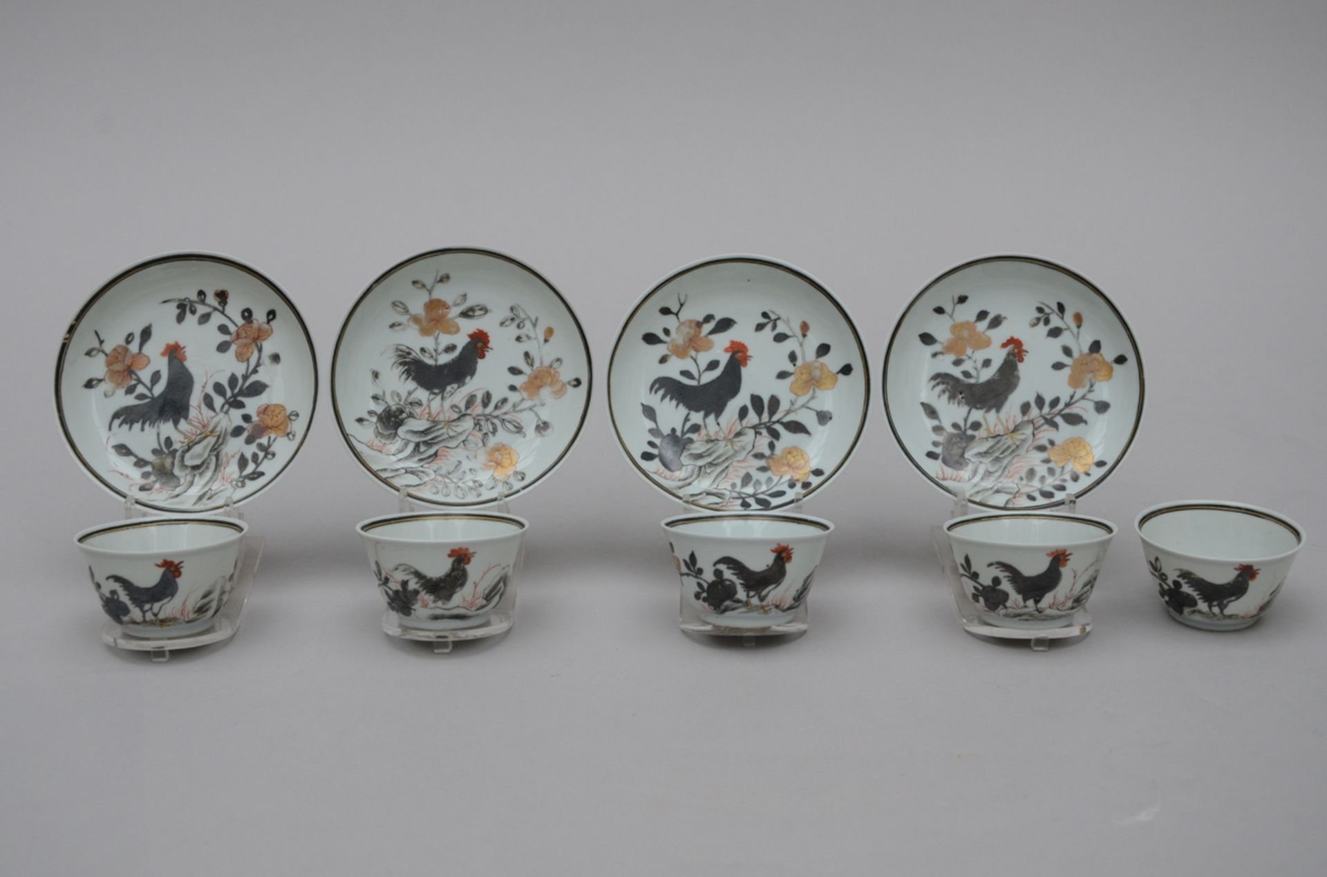 Lot: 5 cups in 4 dishes in Chinese porcelain 'rooster', 18th century (h4.7) (dia12cm) (*)