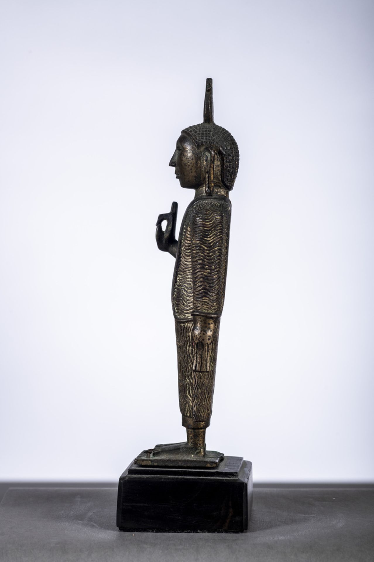 Statue in bronze 'standing Buddha', Sri Lanka 18th century (h21cm) - Image 2 of 4