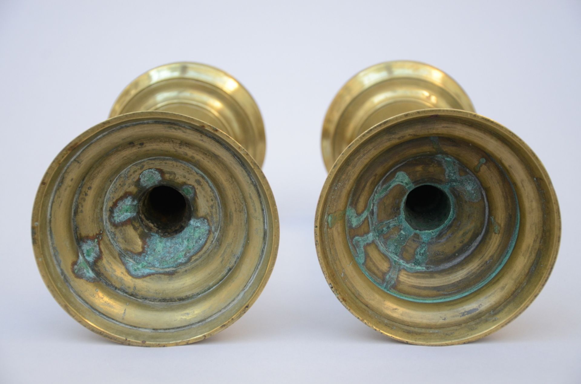 A pair of bronze candlesticks (29cm)+ a plate in polychromed Delft (dia35cm) - Image 3 of 5