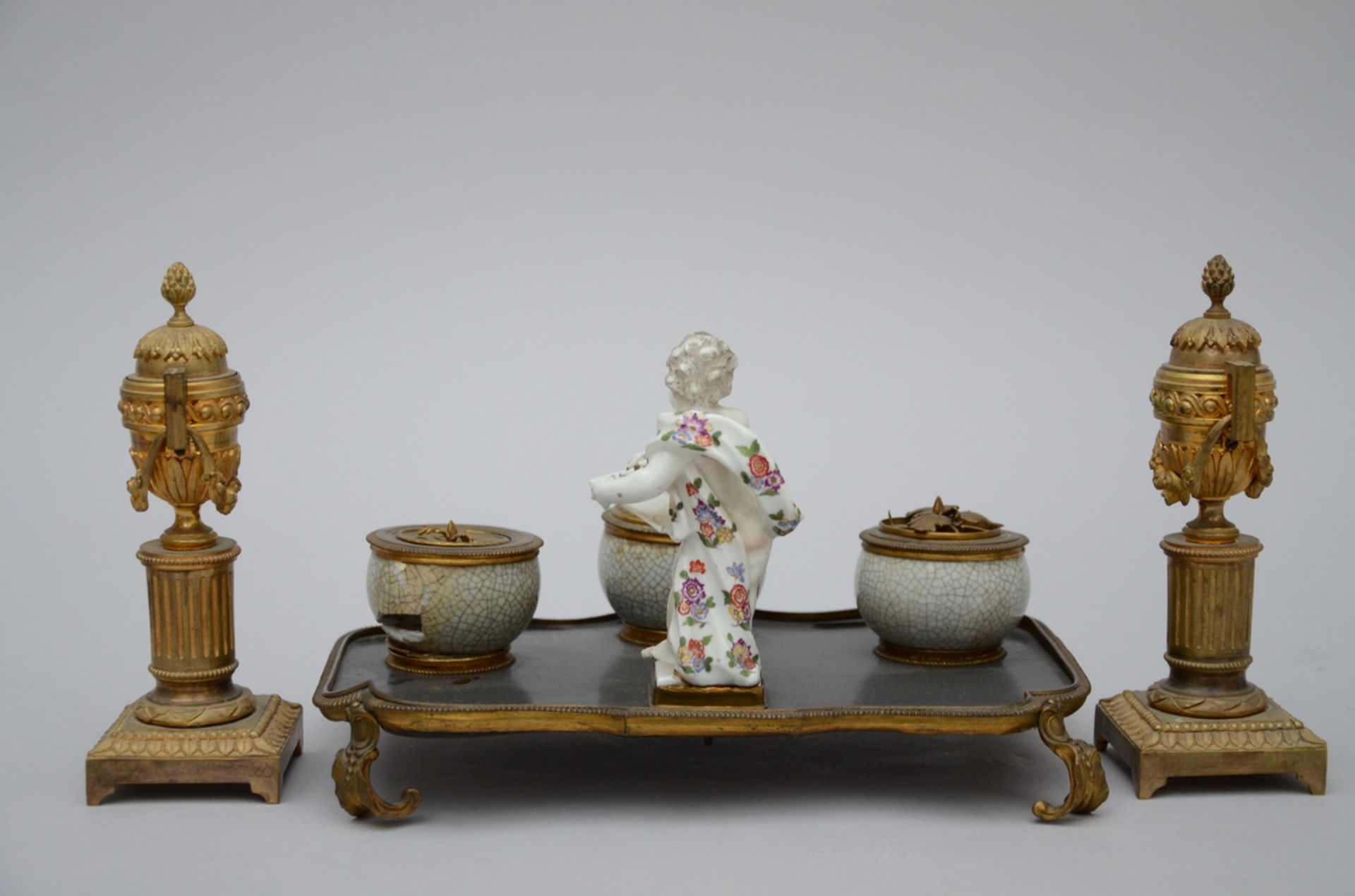 Lot: inkstand in porcelain on a lacquer plate + a pair of bronze candlesticks (15x26x16cm) ( - Image 2 of 6
