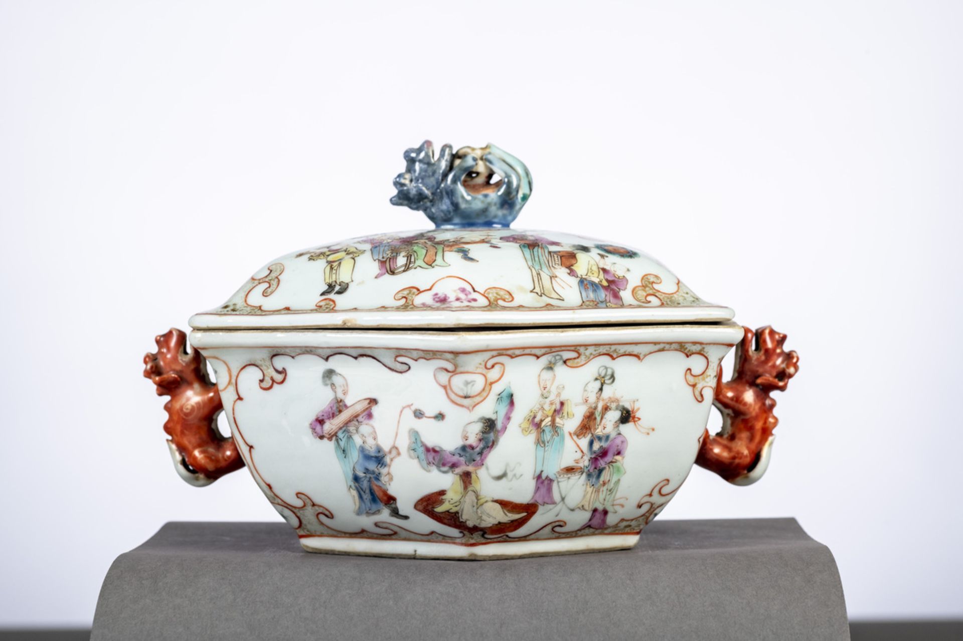 A hexagonal tureen in Chinese Mandarin porcelain, 18th century (h13x20x22cm) (*) - Image 3 of 5