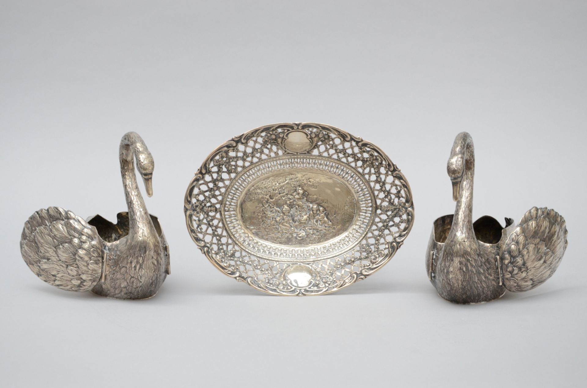 Lot: pair of swans in silver and a silver basket (20x26x11) (4x26x20cm) (*)