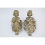 A pair of angels on acanthus leaves in patinated wood, 18th century (49x28x25cm) (*)
