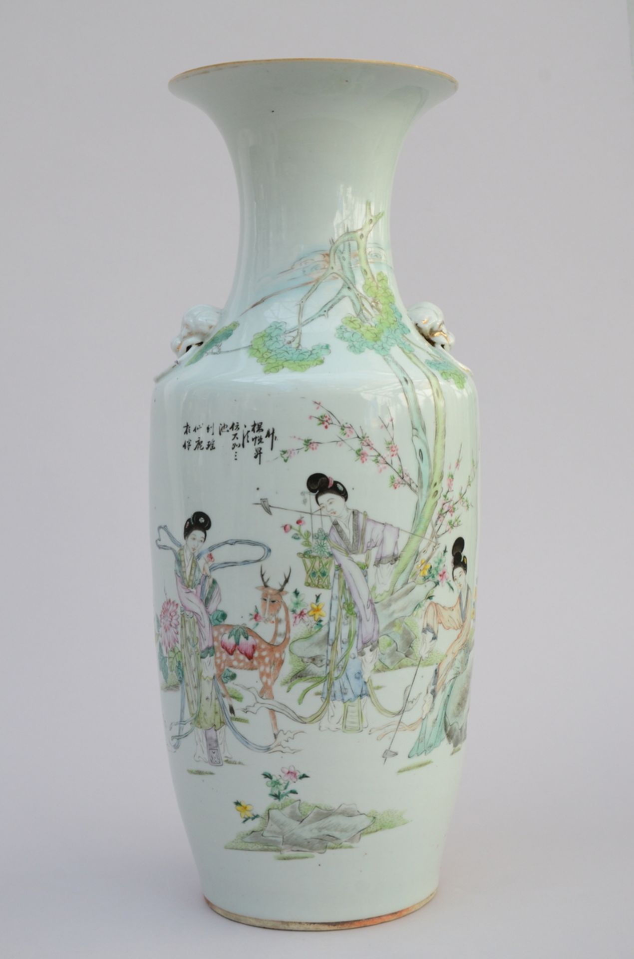 A Chinese vase in porcelain 'ladies with a deer' (h57.5cm)