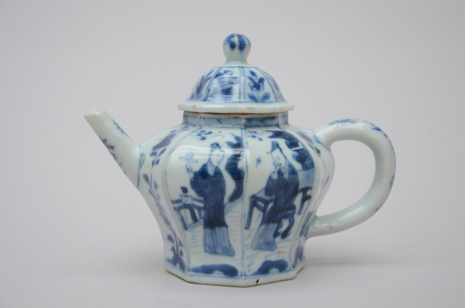 A Chinese octagonal teapot in porcelain 'long elizas', Kangxi period (h11cm) (*) - Image 2 of 5