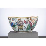 Lobed bowl in Chinese famille rose porcelain with gold rims 'characters', 19th century (11x24x24cm)