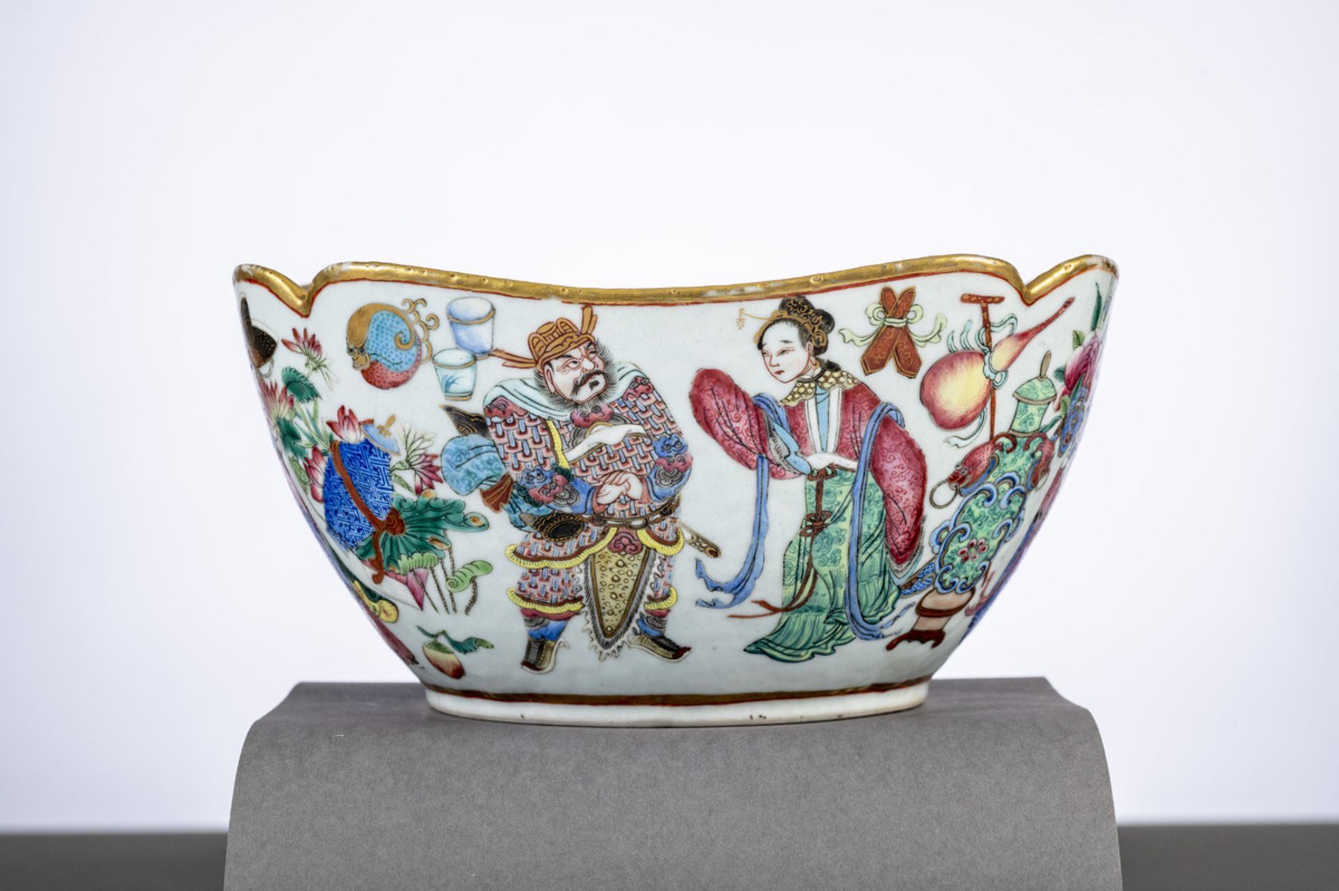 Lobed bowl in Chinese famille rose porcelain with gold rims 'characters', 19th century (11x24x24cm)