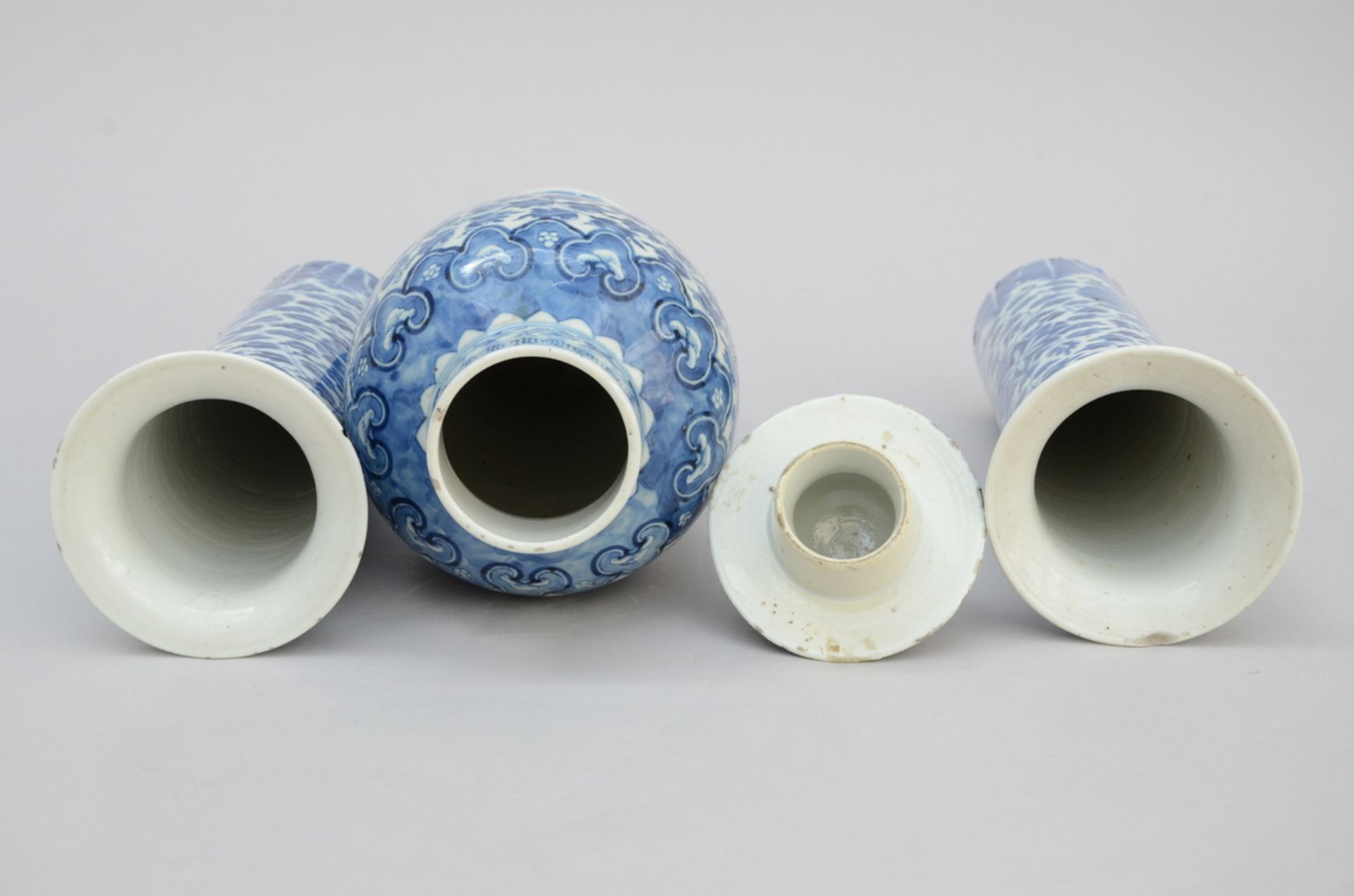 Three vases in Chinese blue and white porcelain, 19th century (h40cm and h30cm) (*) - Image 3 of 5