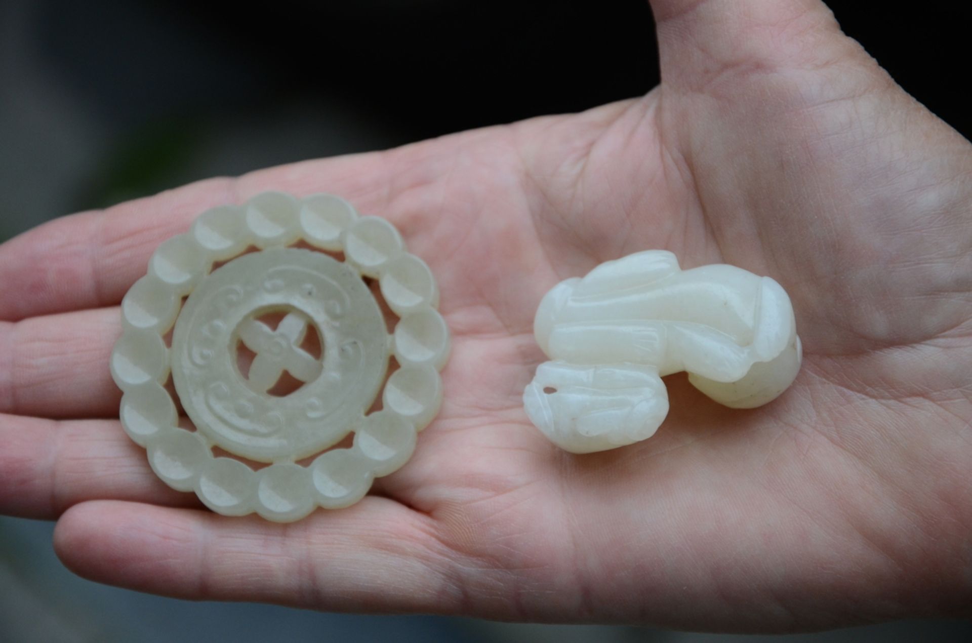 Lot: 2 Chinese sculptures in jade 'tiger with cub' (2x3x4cm) and bi disc (dia 5.5cm) (*) - Image 2 of 5