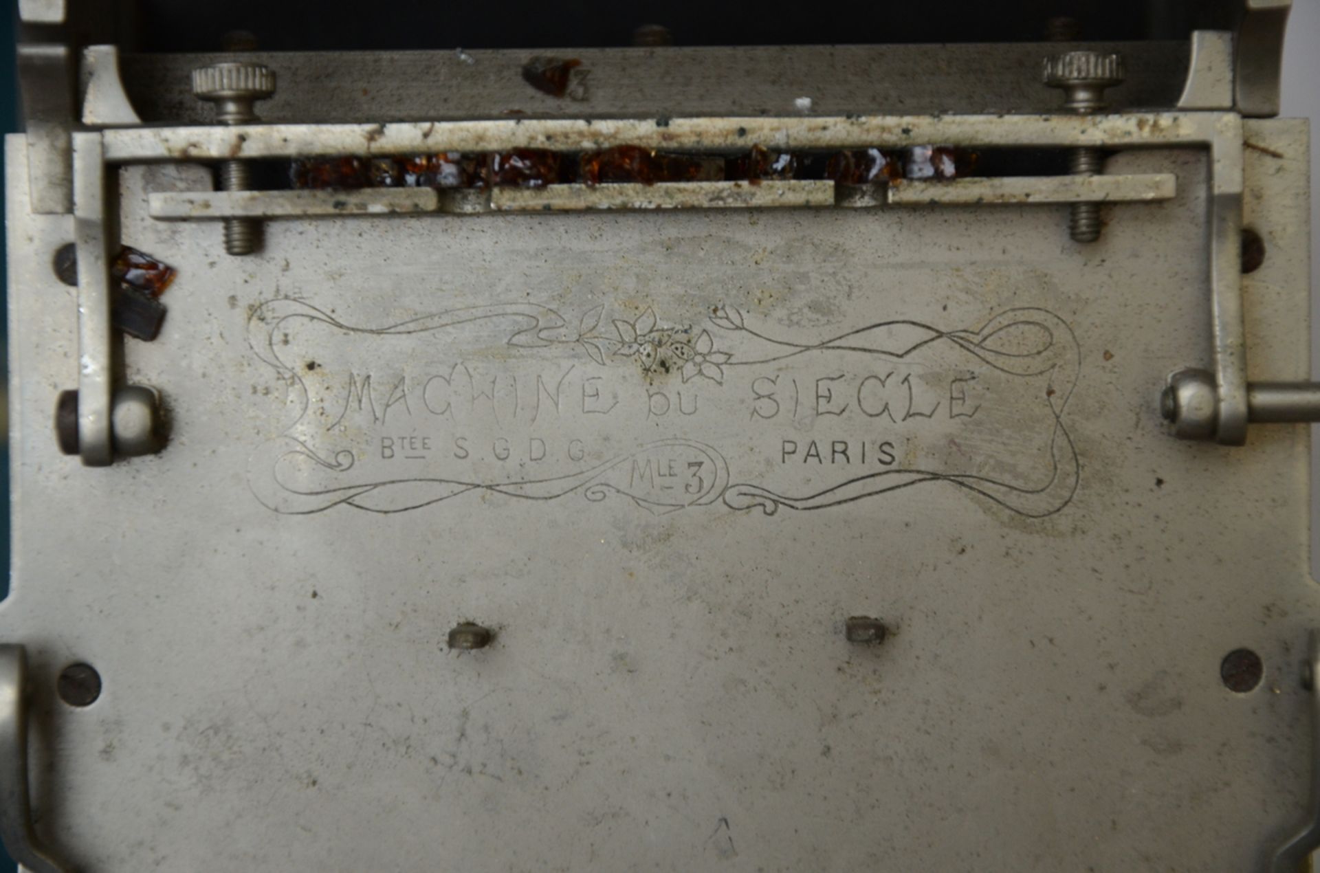 A cigarette rolling 'machine du siecle' (10x18x17.5cm) - Image 2 of 2