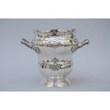 A silver vase in Louis XV style (24cm)