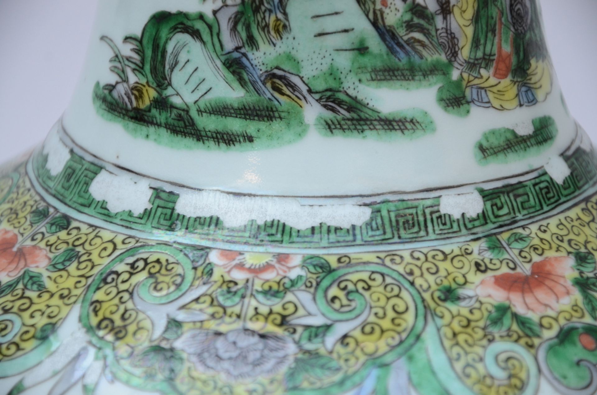 A Chinese famille verte porcelain vase 'playing children and rams', marked (h41.5cm) (*) - Bild 6 aus 7