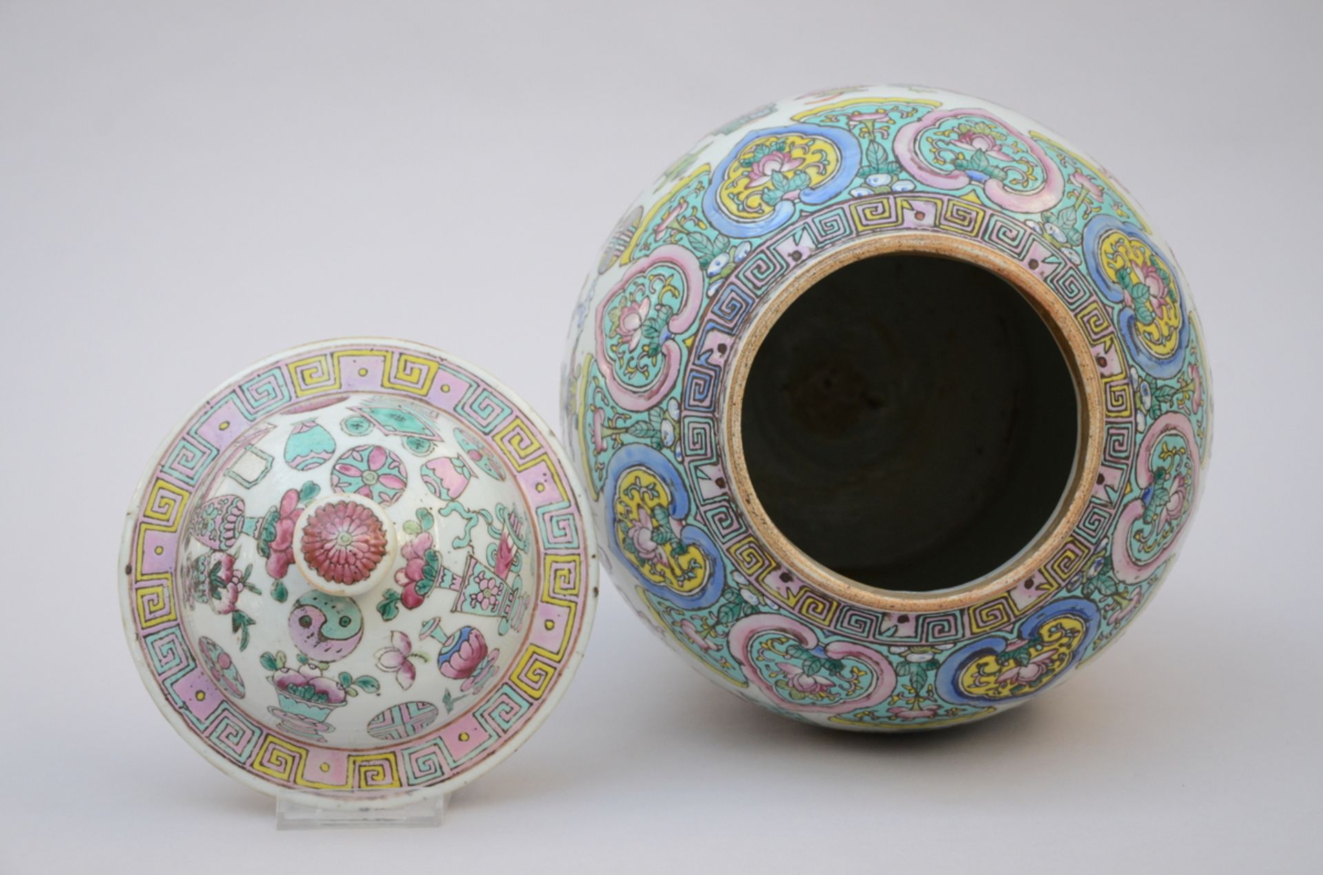 A Chinese porcelain lidded vase 'antiquities' (h44cm) (*) - Bild 2 aus 4