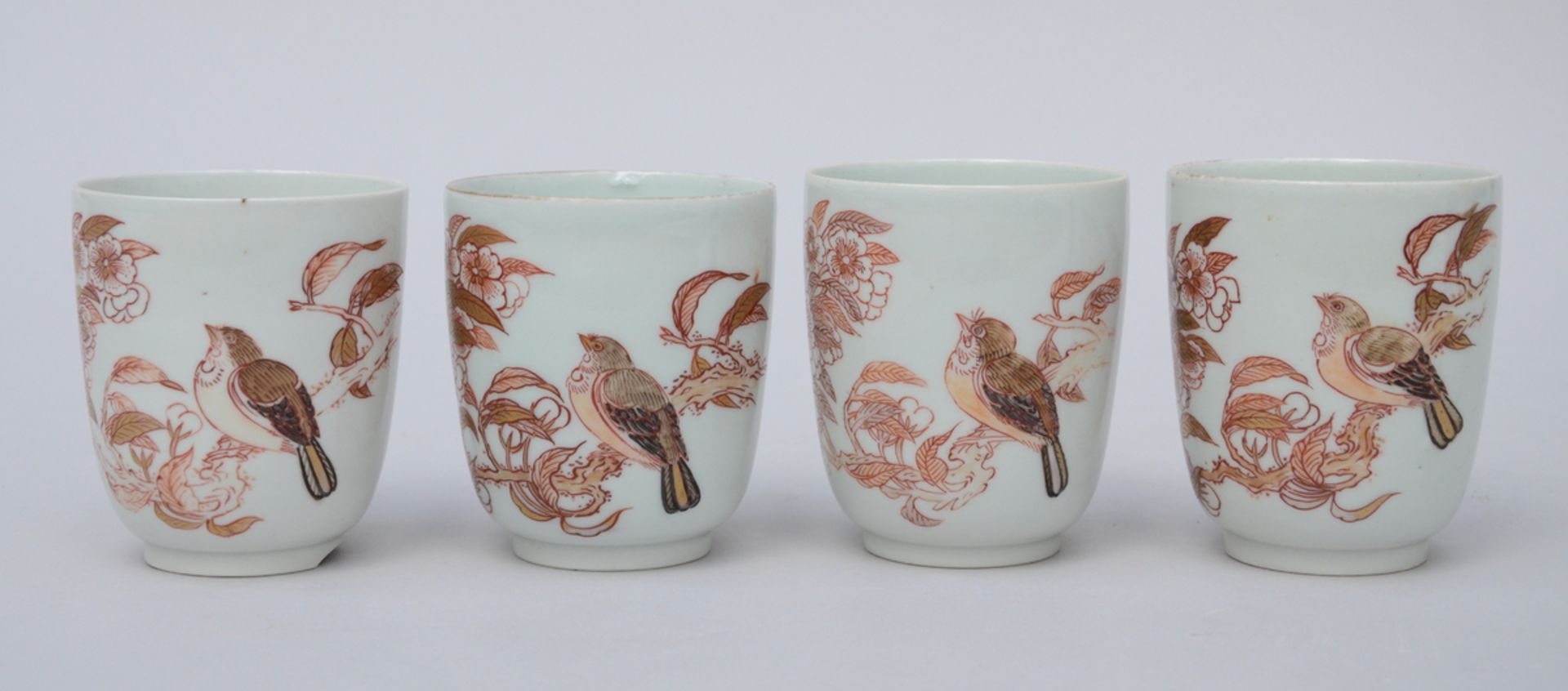A set of 4 cups in oriental porcelain 'birds and calligraphy' (9x8cm) (*)