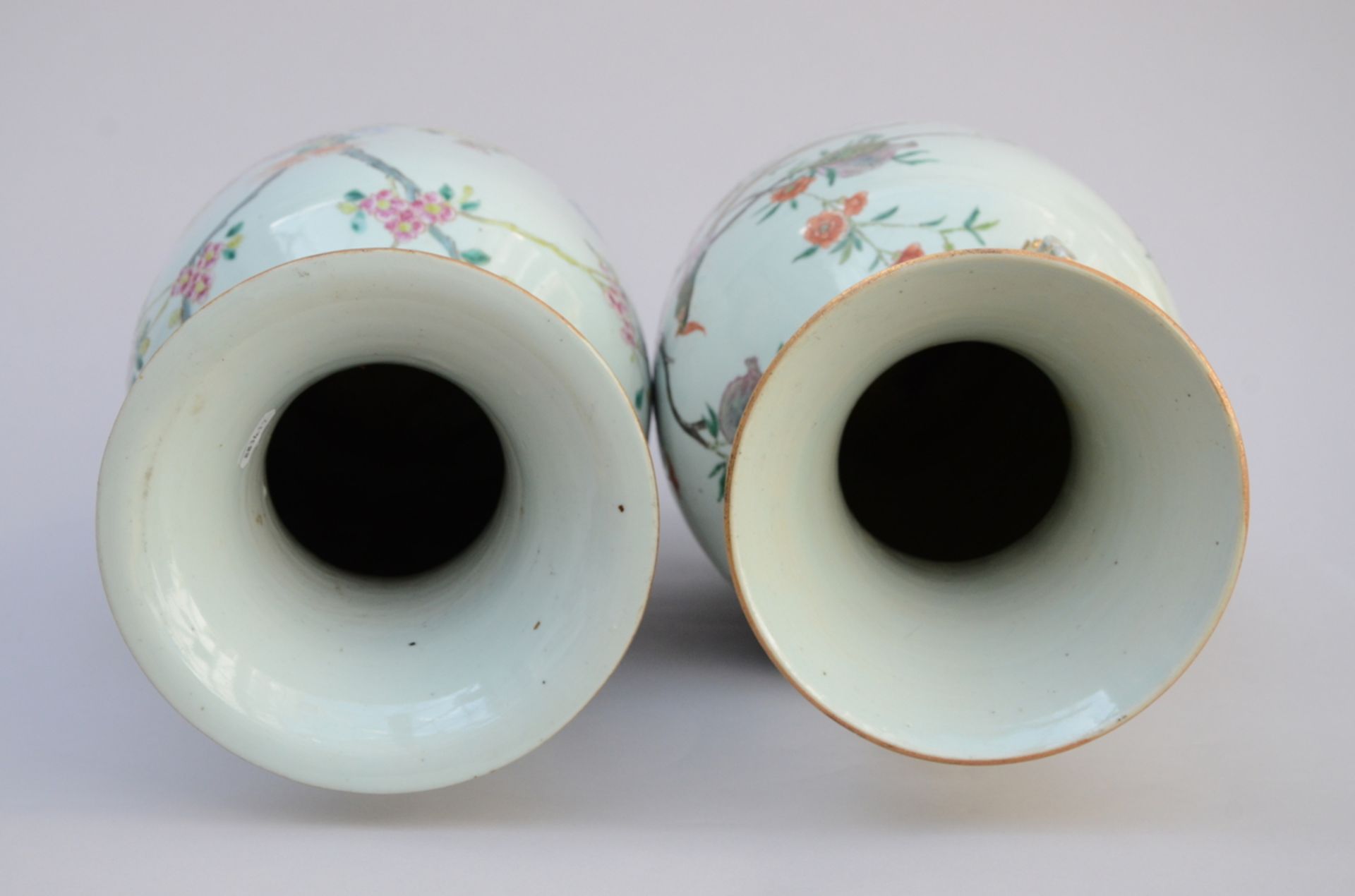 Lot: two vases in Chinese porcelain 'floral decoration' (h57cm and h58cm) (*) - Bild 3 aus 6