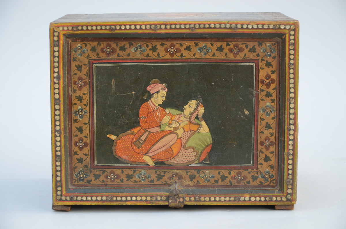 An Indian cabinet with romantic scenes (19x19x22cm) (*) - Image 3 of 6