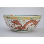 A bowl in Chinese porcelain 'dragons', mark (9x22cm) (*)