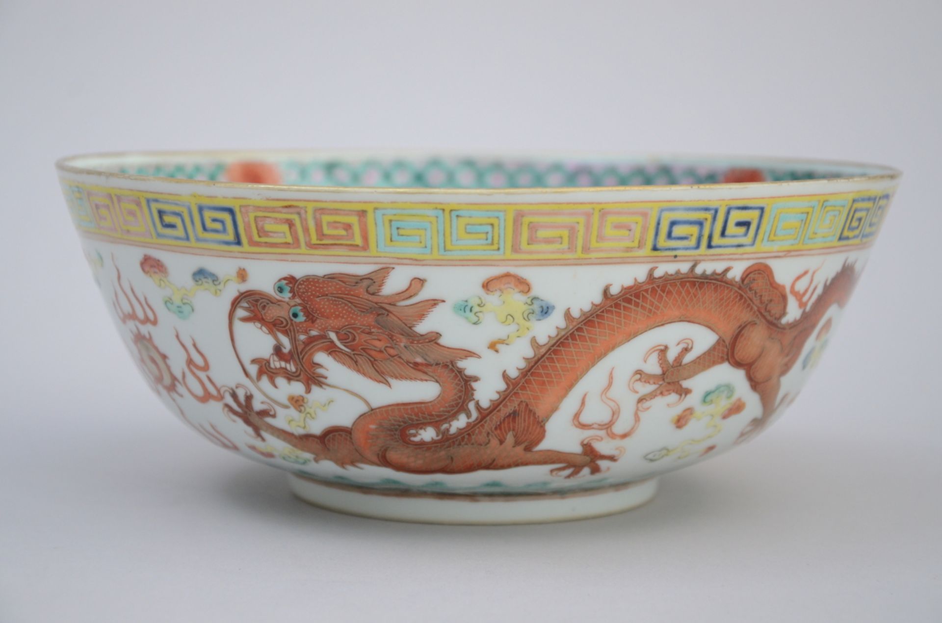A bowl in Chinese porcelain 'dragons', mark (9x22cm) (*)