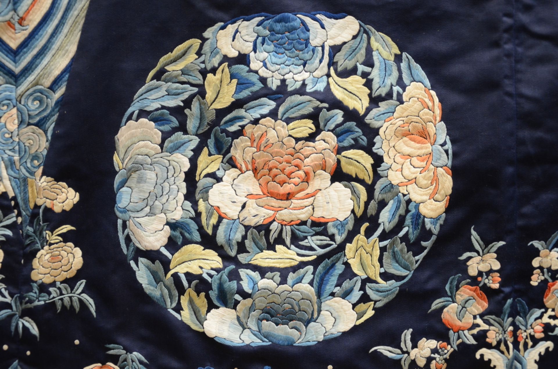 Chinese fragment in embroidered silk (180x109cm) - Image 3 of 4