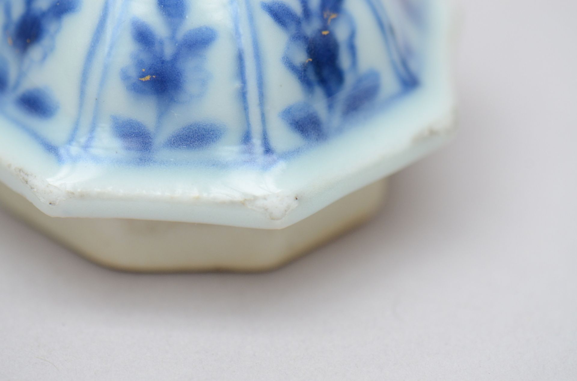 A Chinese octagonal teapot in porcelain 'long elizas', Kangxi period (h11cm) (*) - Image 5 of 5