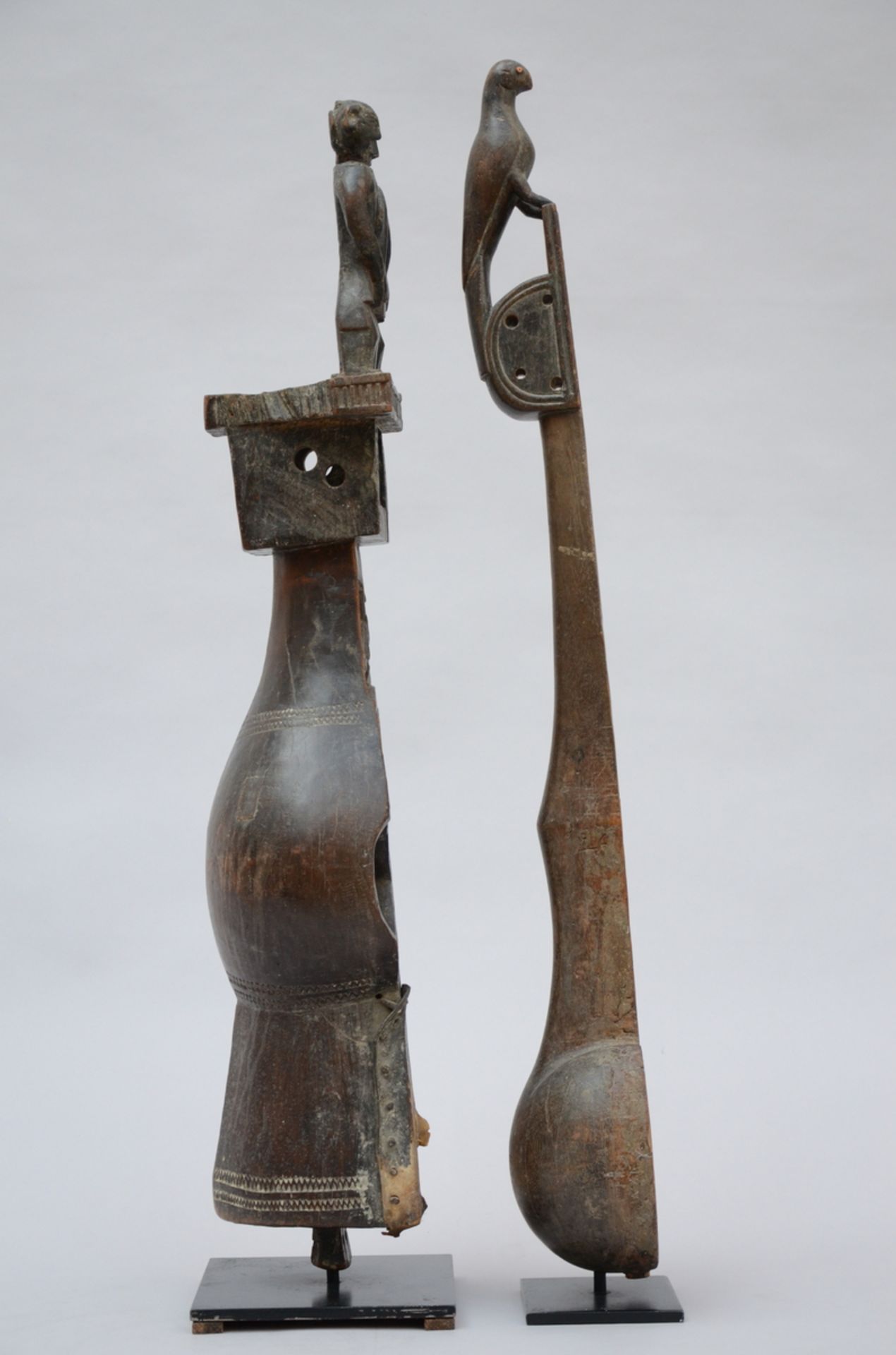 Lot: two Nepalese wooden instruments (h75 and h80cm) (*) - Image 2 of 3