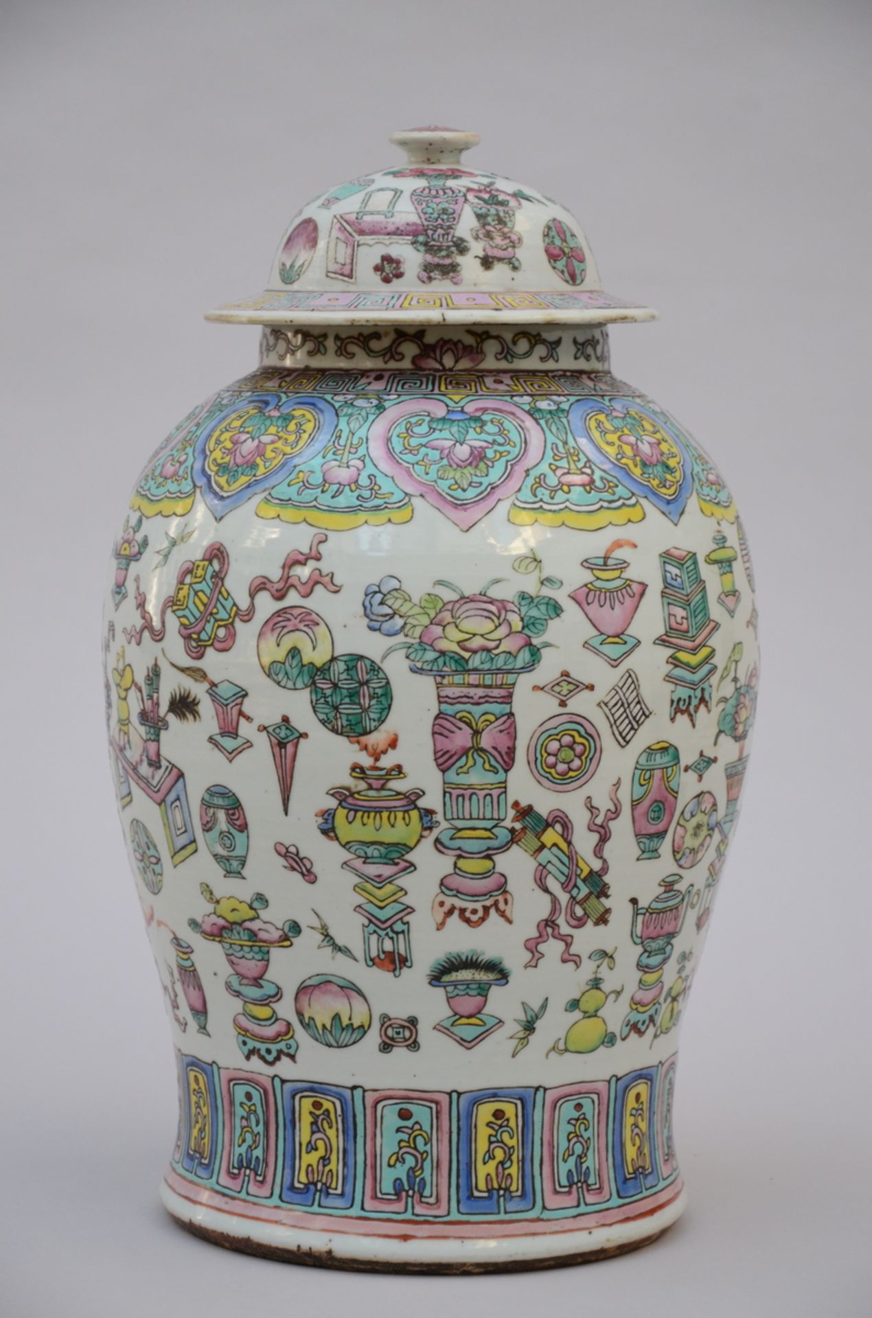 A Chinese porcelain lidded vase 'antiquities' (h44cm) (*)