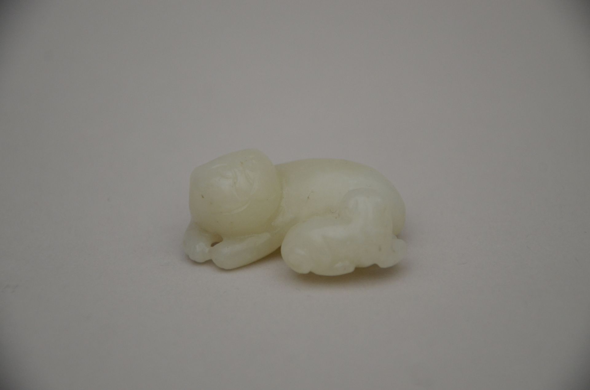 Lot: 2 Chinese sculptures in jade 'tiger with cub' (2x3x4cm) and bi disc (dia 5.5cm) (*) - Image 4 of 5