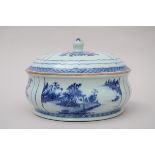 A Chinese round tureen in blue and white porcelain, 18th century (21x30cm)