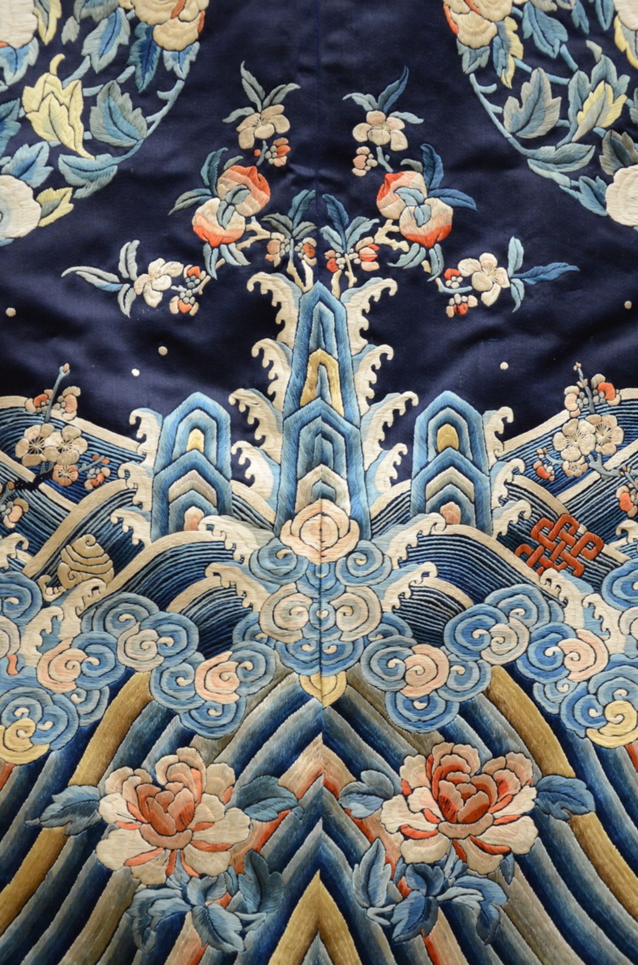 Chinese fragment in embroidered silk (180x109cm) - Image 2 of 4