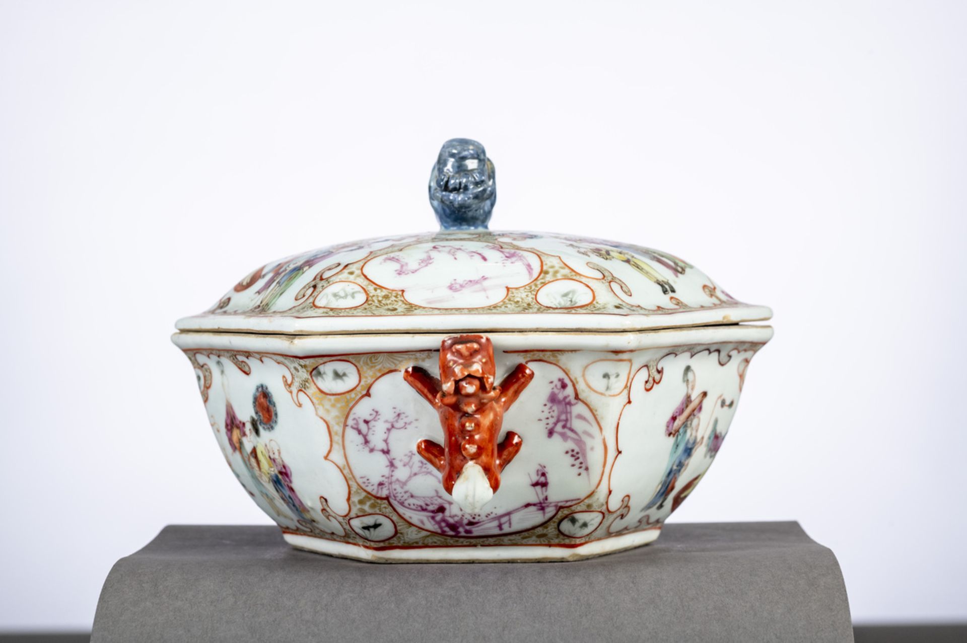 A hexagonal tureen in Chinese Mandarin porcelain, 18th century (h13x20x22cm) (*) - Image 2 of 5