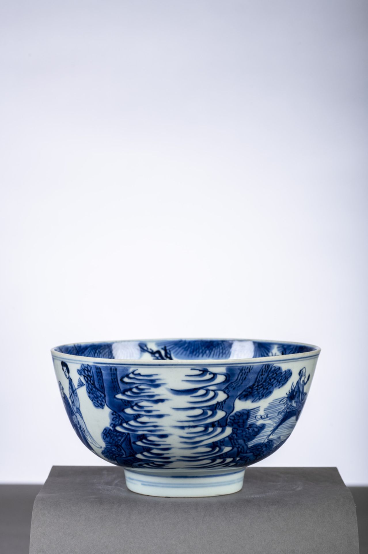 A Chinese bowl in blue and white porcelain 'immortals', marked, 17th century (dia20cm) - Image 3 of 9