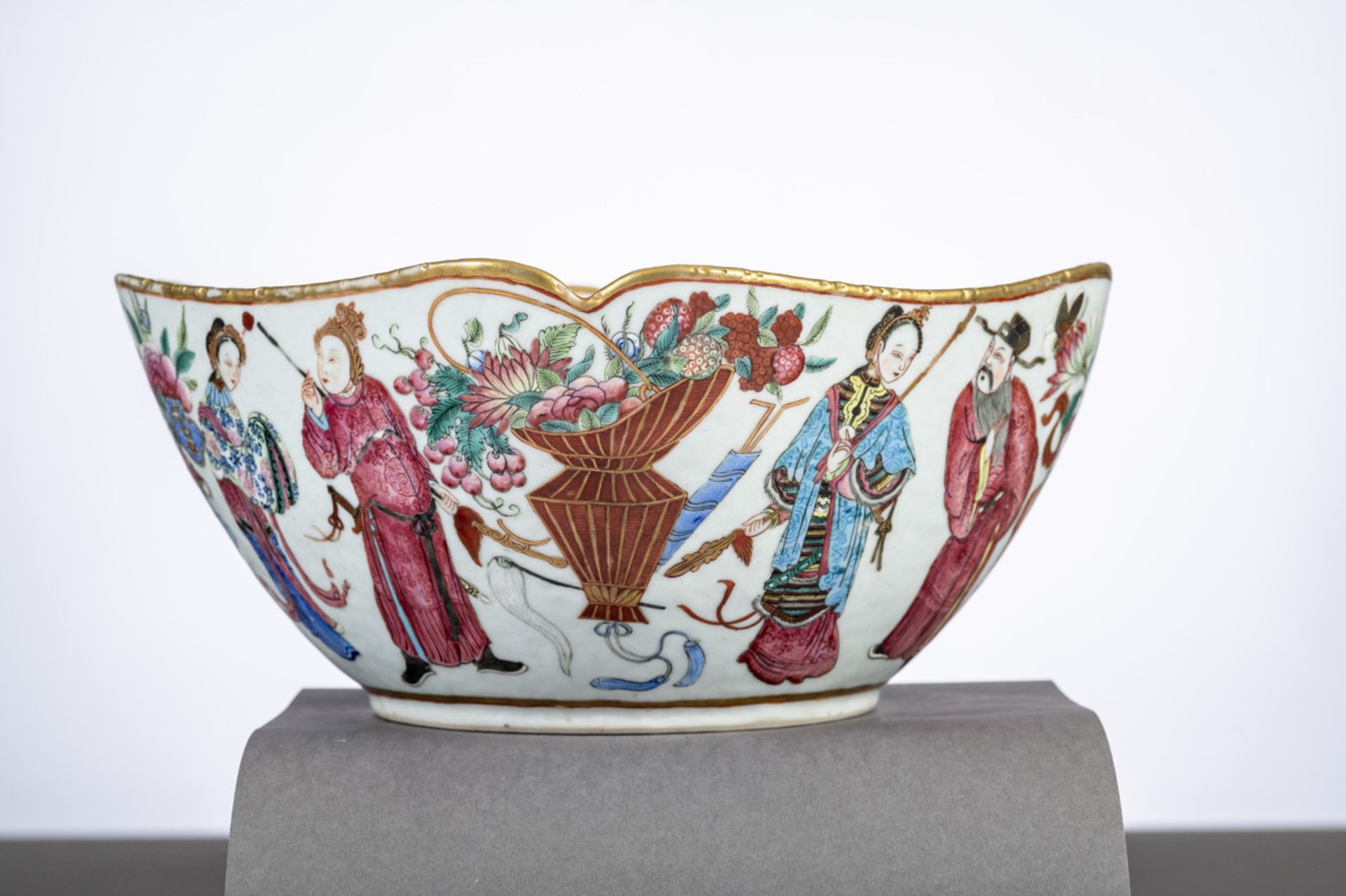 Lobed bowl in Chinese famille rose porcelain with gold rims 'characters', 19th century (11x24x24cm) - Image 3 of 5