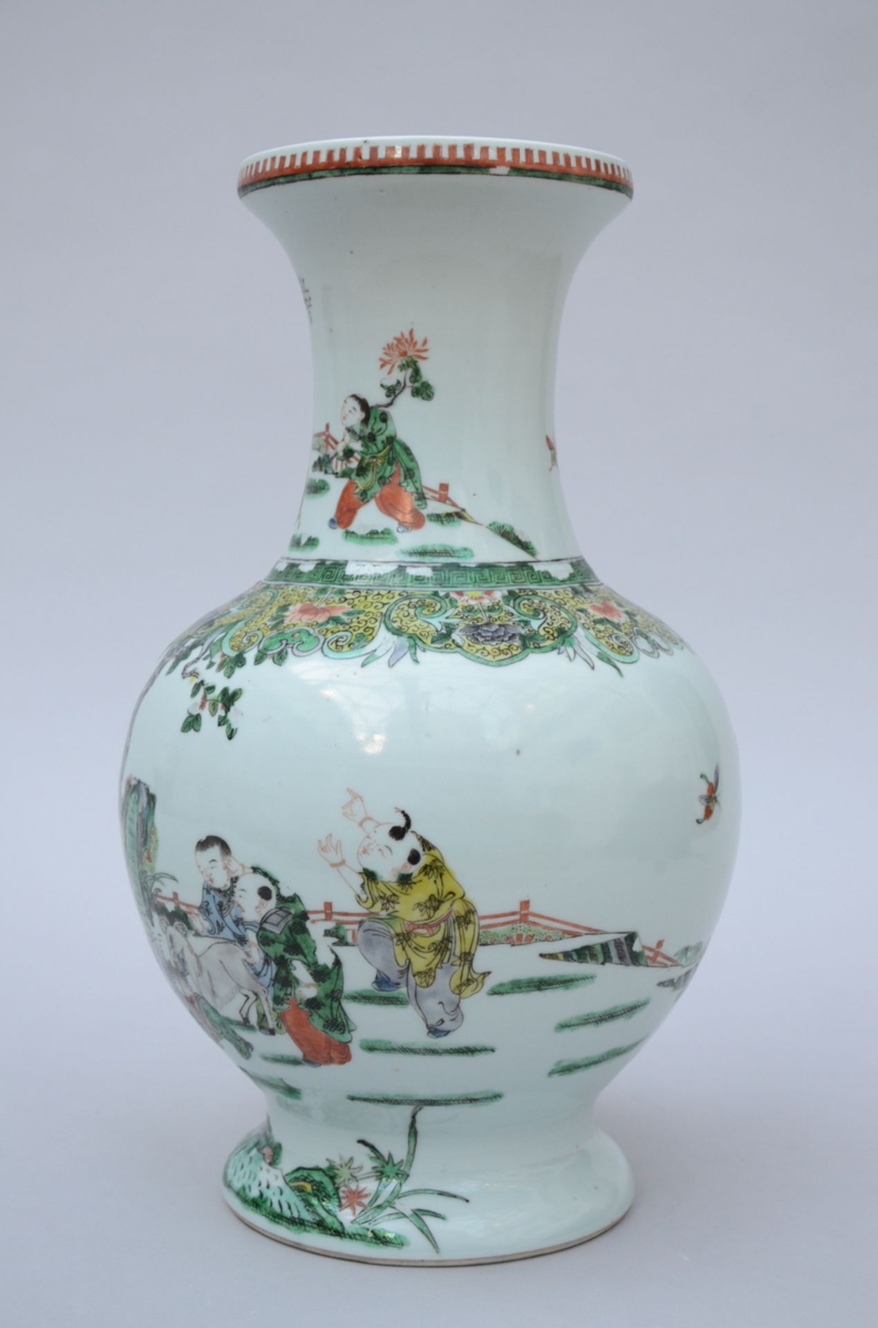 A Chinese famille verte porcelain vase 'playing children and rams', marked (h41.5cm) (*) - Bild 2 aus 7
