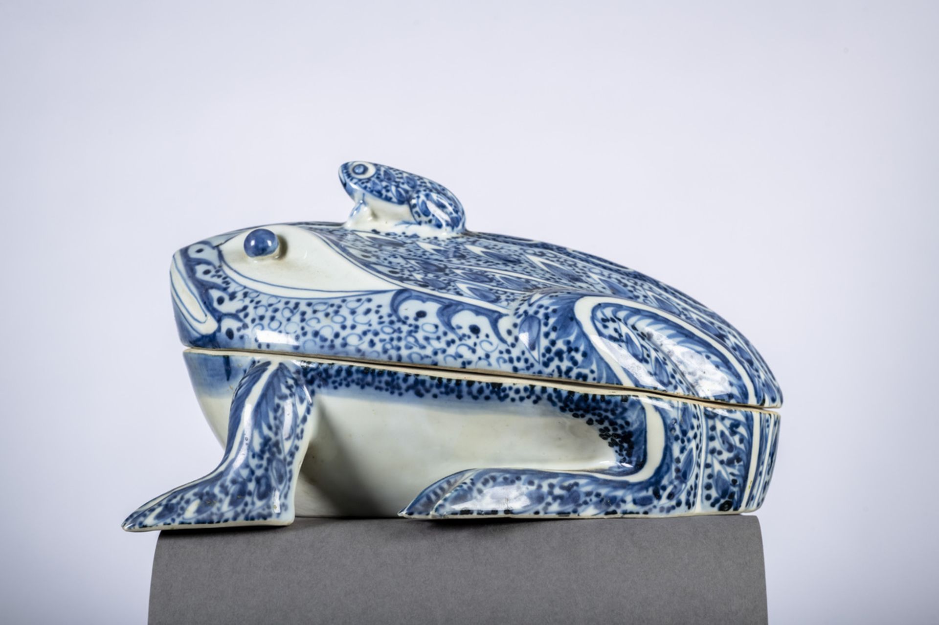 Toad-shaped tureen in Chinese blue and white porcelain (13x26cm)
