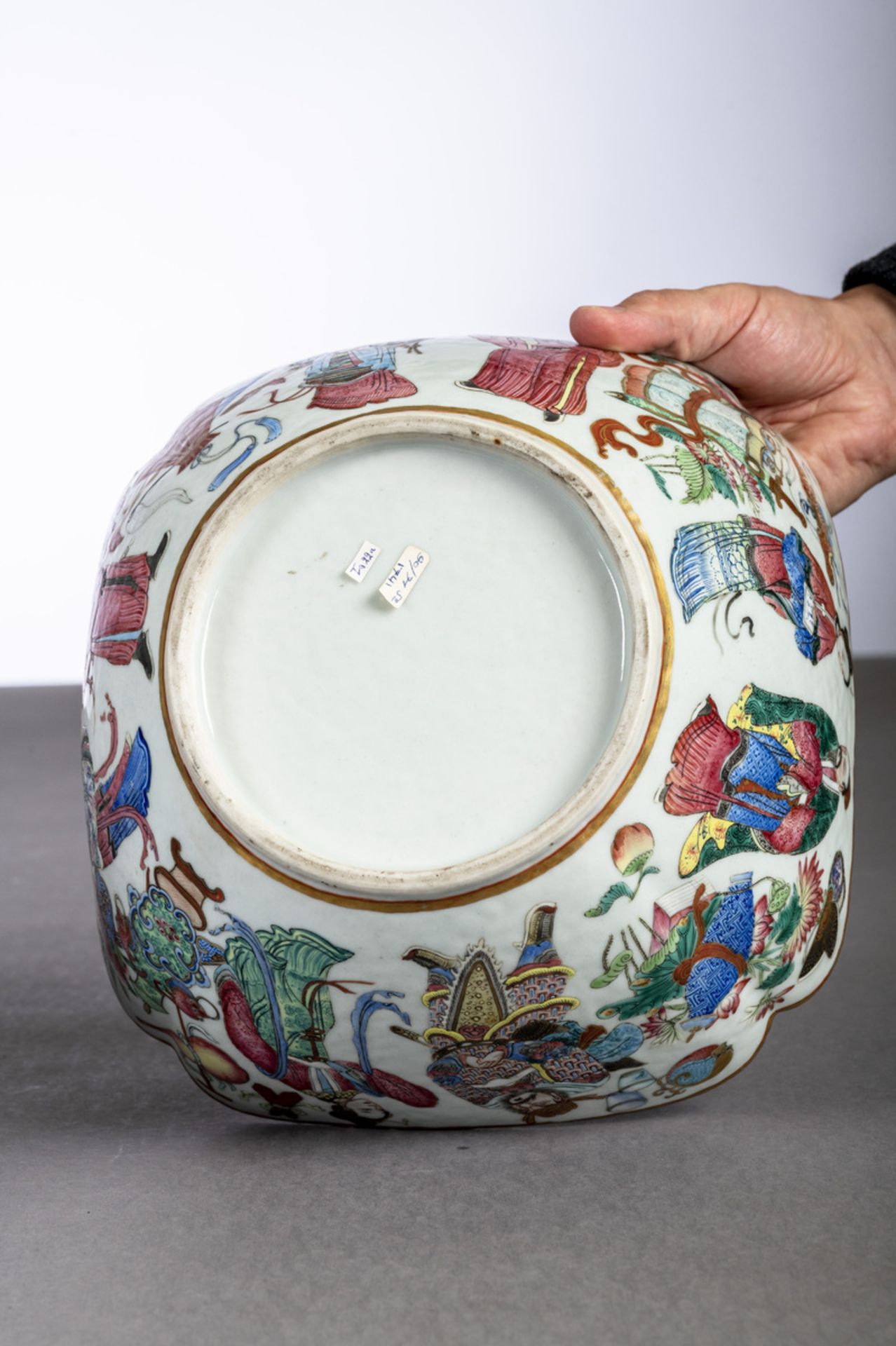 Lobed bowl in Chinese famille rose porcelain with gold rims 'characters', 19th century (11x24x24cm) - Image 4 of 5
