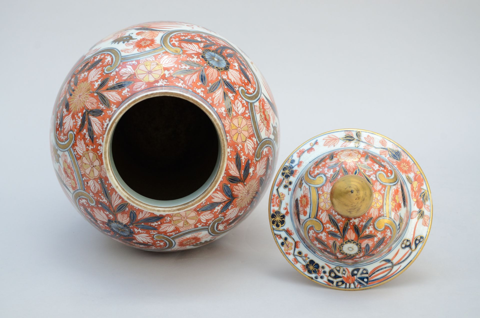 A lidded vase in Samson Imari porcelain 'phoenix' (h67cm) - Image 3 of 4