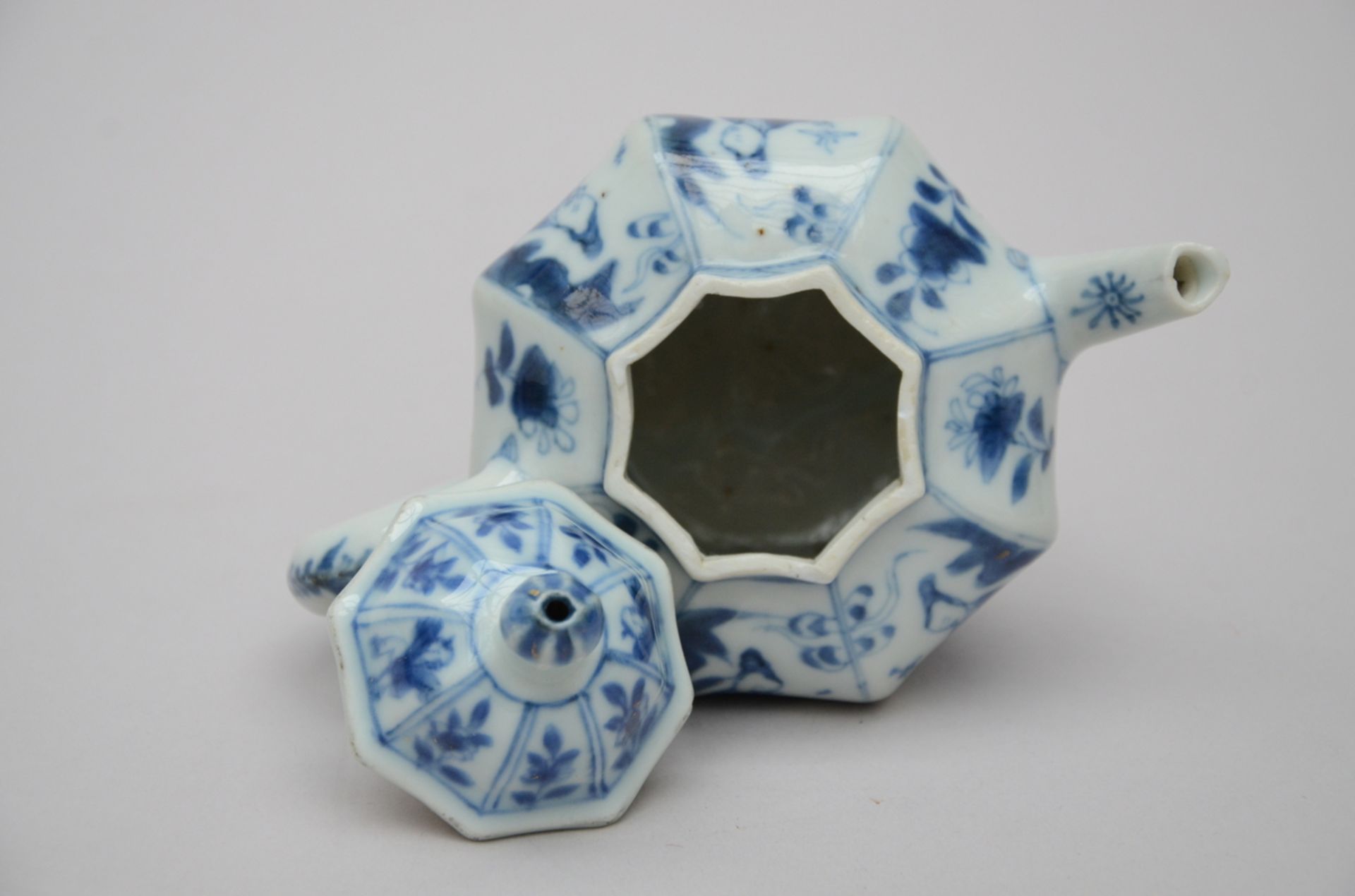 A Chinese octagonal teapot in porcelain 'long elizas', Kangxi period (h11cm) (*) - Bild 3 aus 5