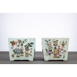 An composed pair of Chinese porcelain planters 'antiquitÈs', 19th century (17x20x20cm)