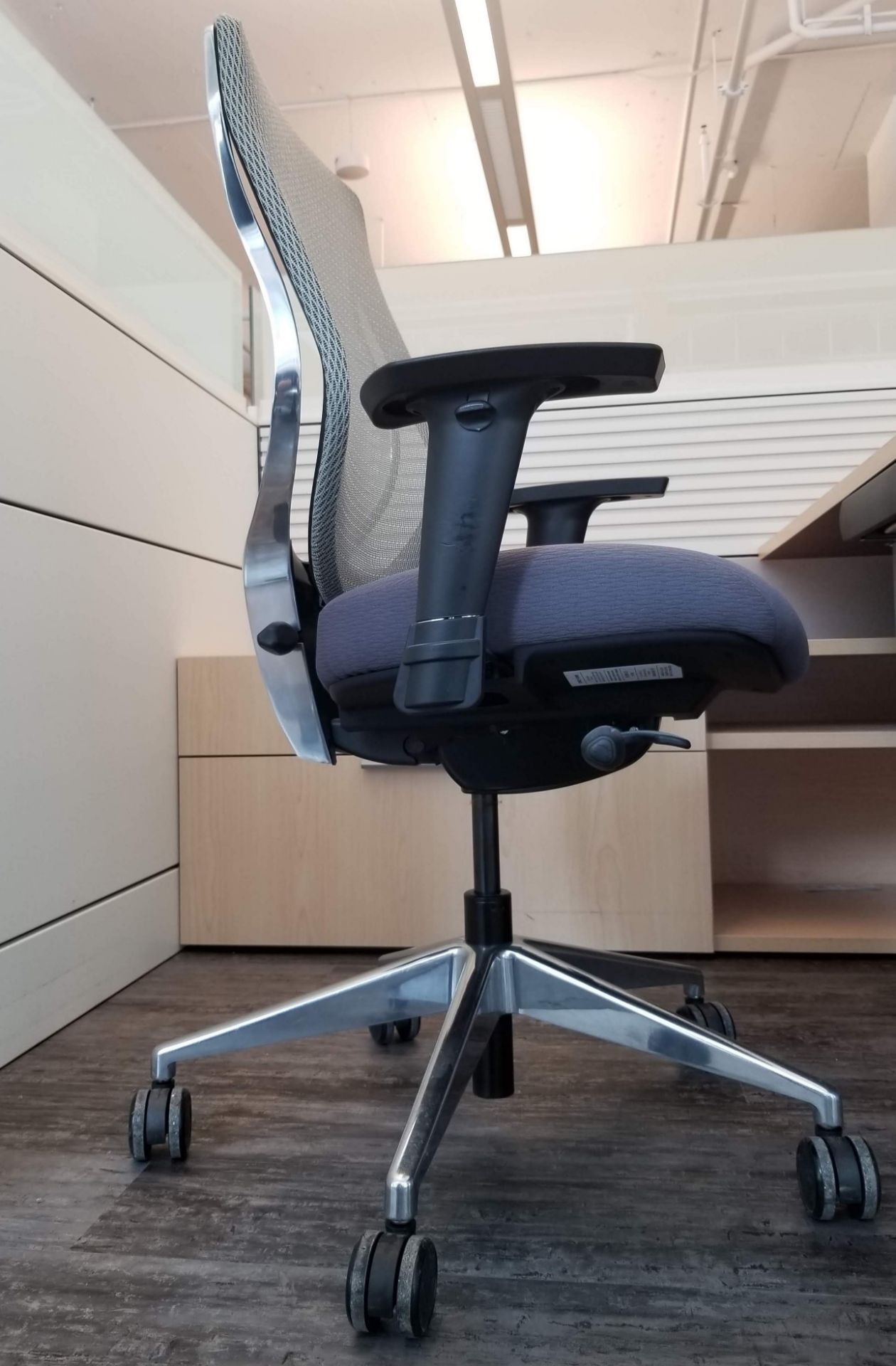 ALLSEATING - EXEC. CHAIR ON CASTERS, GREY W/ MESH BACK, ADJUSTABLE HEIGHT, ADJUSTABLE ARMS - Image 2 of 6