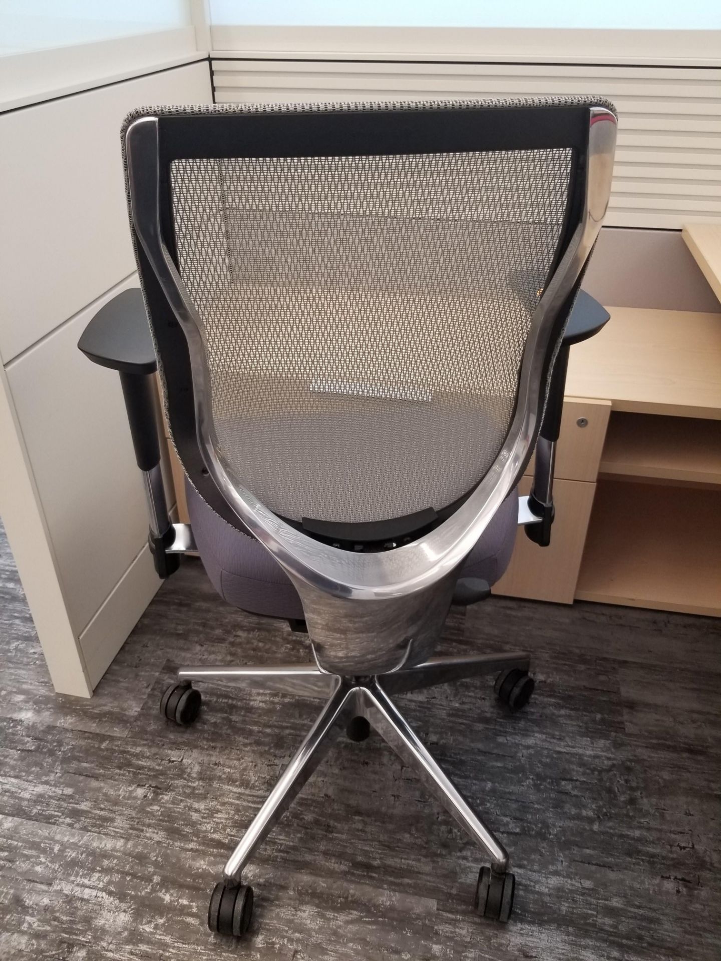 ALLSEATING - EXEC. CHAIR ON CASTERS, GREY W/ MESH BACK, ADJUSTABLE HEIGHT, ADJUSTABLE ARMS - Image 3 of 6