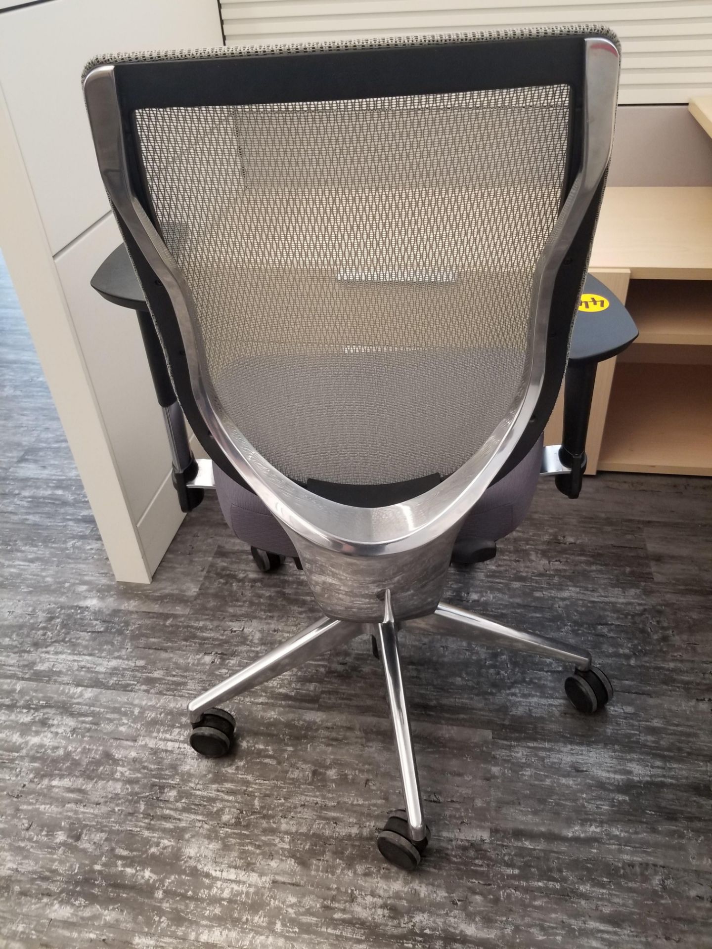 ALLSEATING - EXEC. CHAIR ON CASTERS, GREY W/ MESH BACK, ADJUSTABLE HEIGHT, ADJUSTABLE ARMS - Image 4 of 7