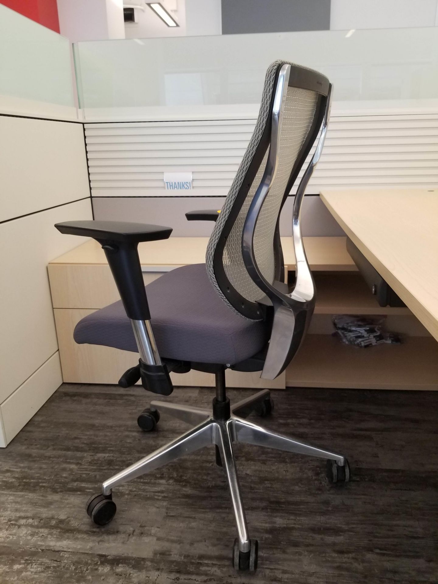 ALLSEATING - EXEC. CHAIR ON CASTERS, GREY W/ MESH BACK, ADJUSTABLE HEIGHT, ADJUSTABLE ARMS - Image 2 of 5