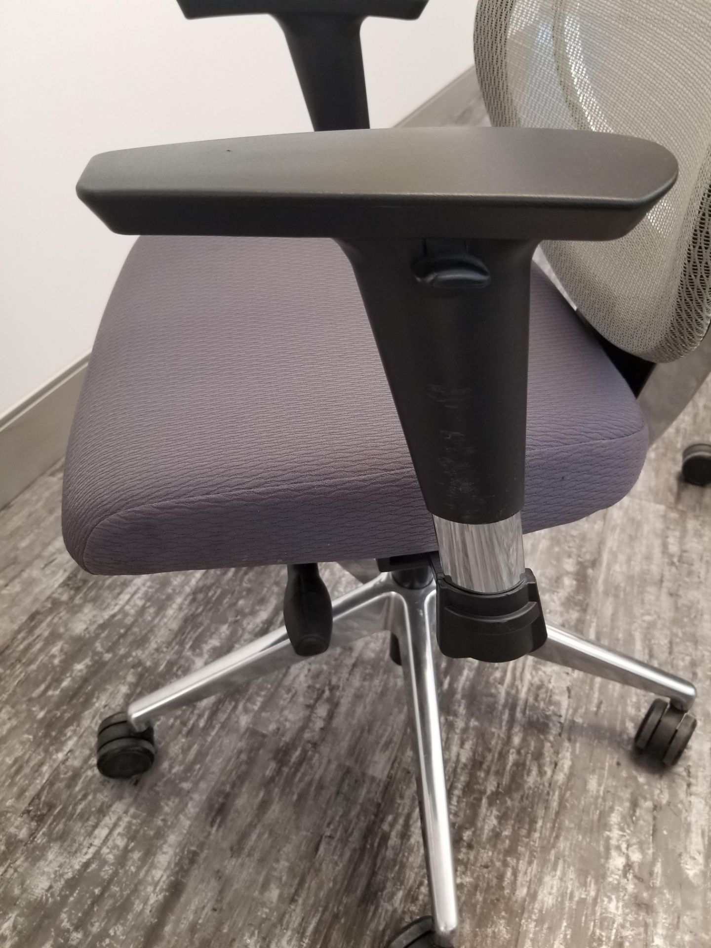 ALLSEATING - EXEC. CHAIR ON CASTERS, GREY W/ MESH BACK, ADJUSTABLE HEIGHT, ADJUSTABLE ARMS - Image 4 of 7