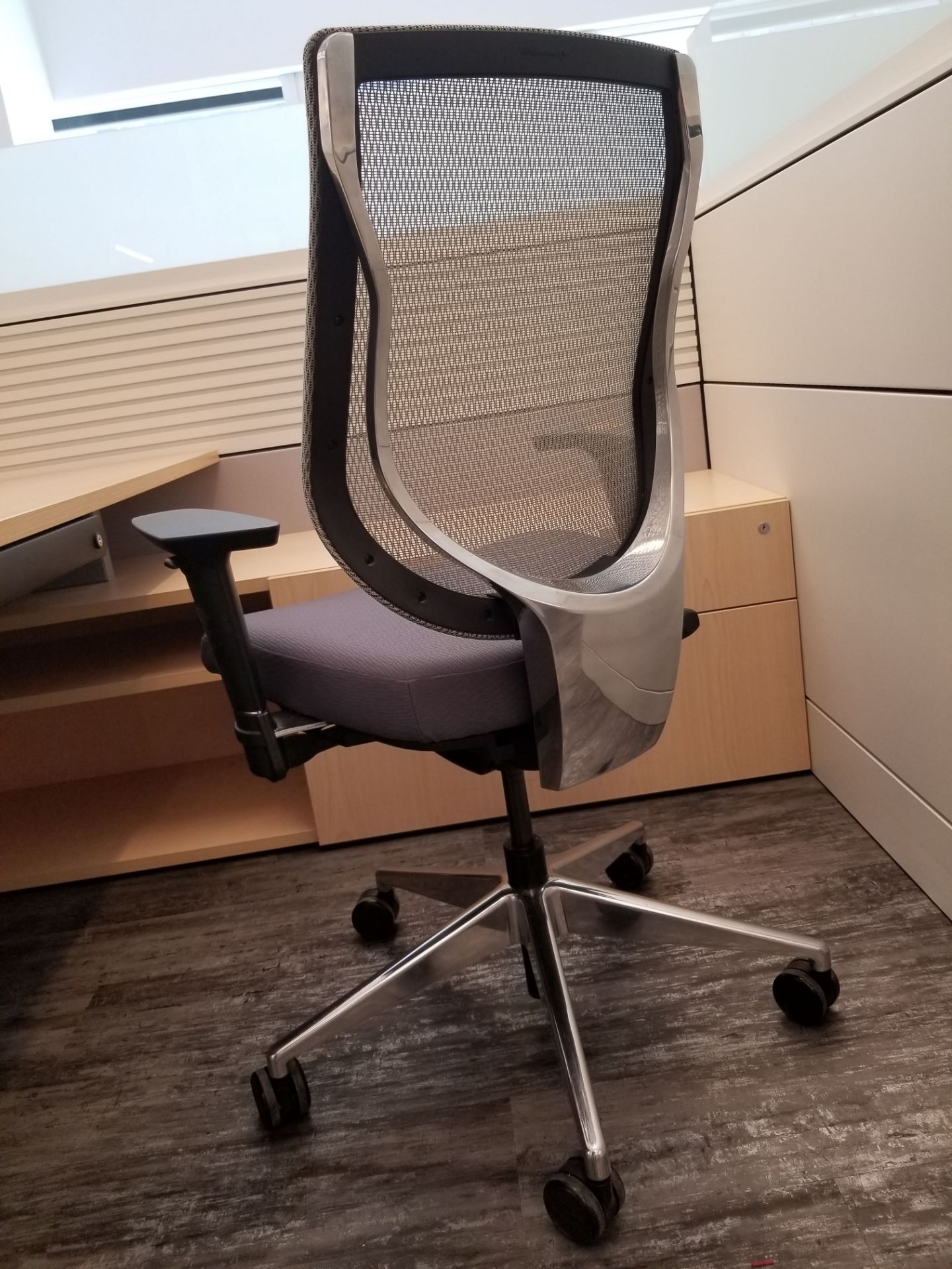 ALLSEATING - EXEC. CHAIR ON CASTERS, GREY W/ MESH BACK, ADJUSTABLE HEIGHT, ADJUSTABLE ARMS - Image 3 of 7