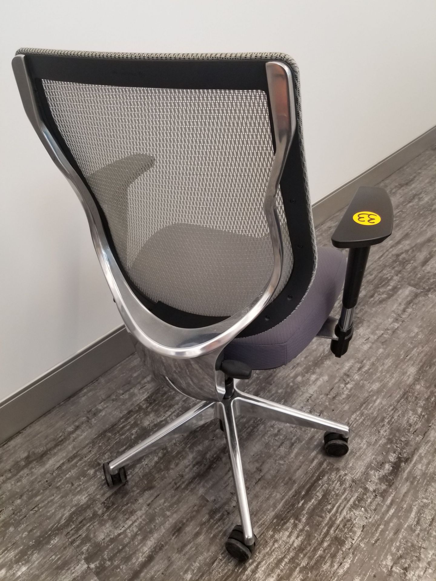 ALLSEATING - EXEC. CHAIR ON CASTERS, GREY W/ MESH BACK, ADJUSTABLE HEIGHT, ADJUSTABLE ARMS - Image 2 of 7