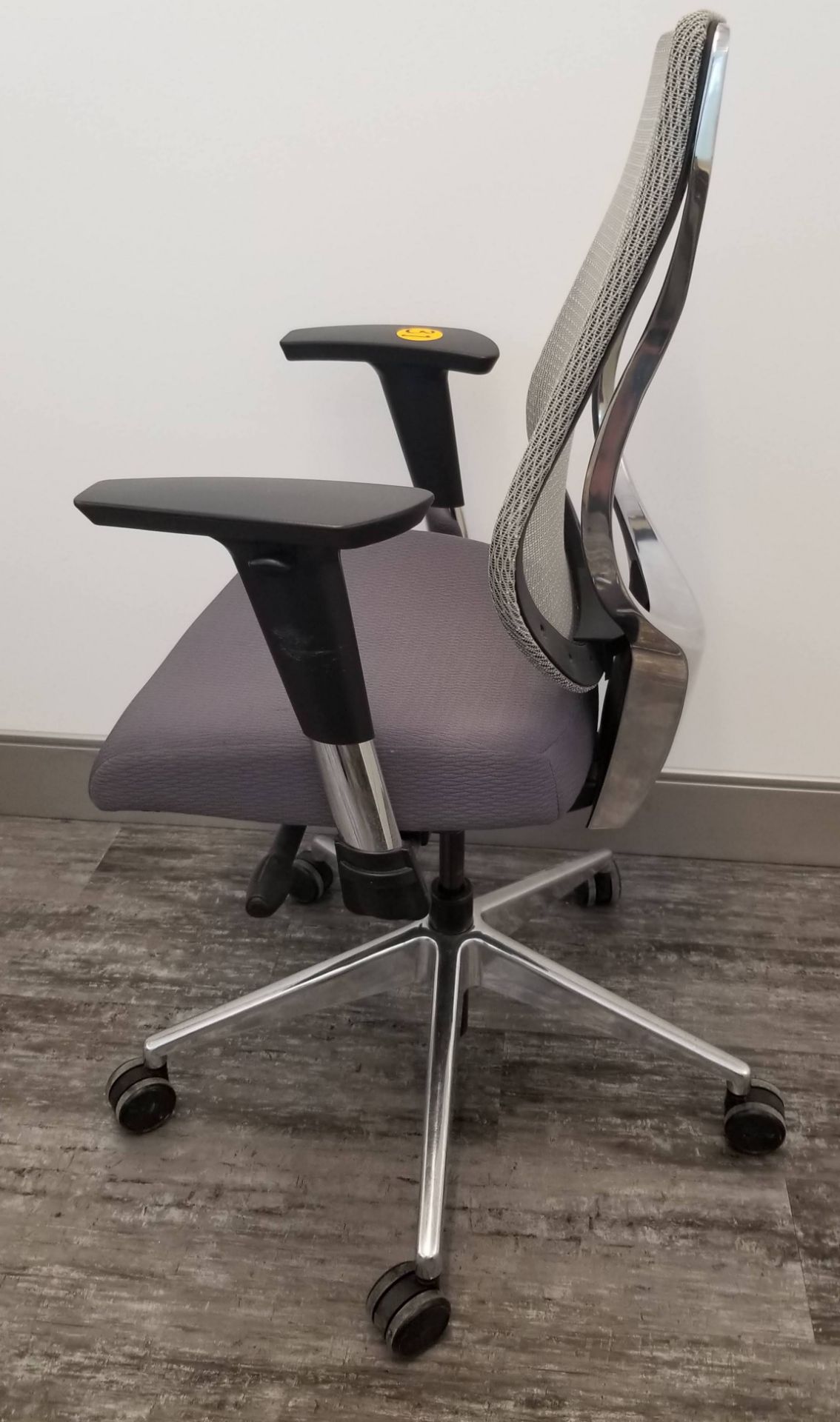 ALLSEATING - EXEC. CHAIR ON CASTERS, GREY W/ MESH BACK, ADJUSTABLE HEIGHT, ADJUSTABLE ARMS - Image 2 of 7